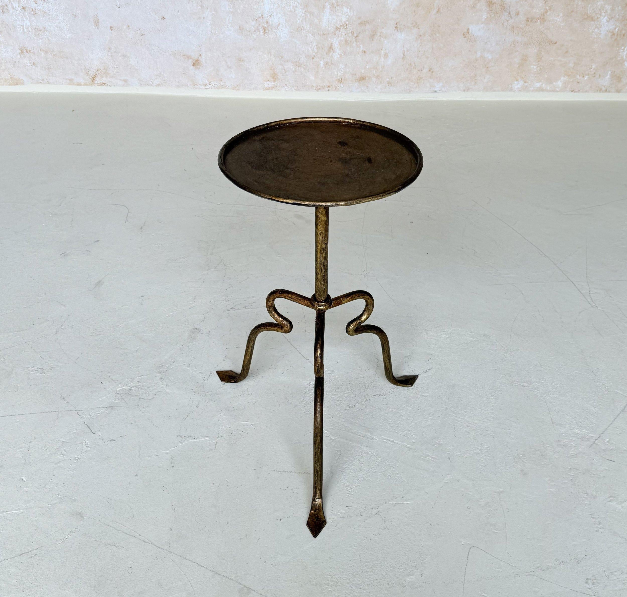 XXIe siècle et contemporain Table à boissons espagnole en fer sur une base tripode incurvée et surélevée