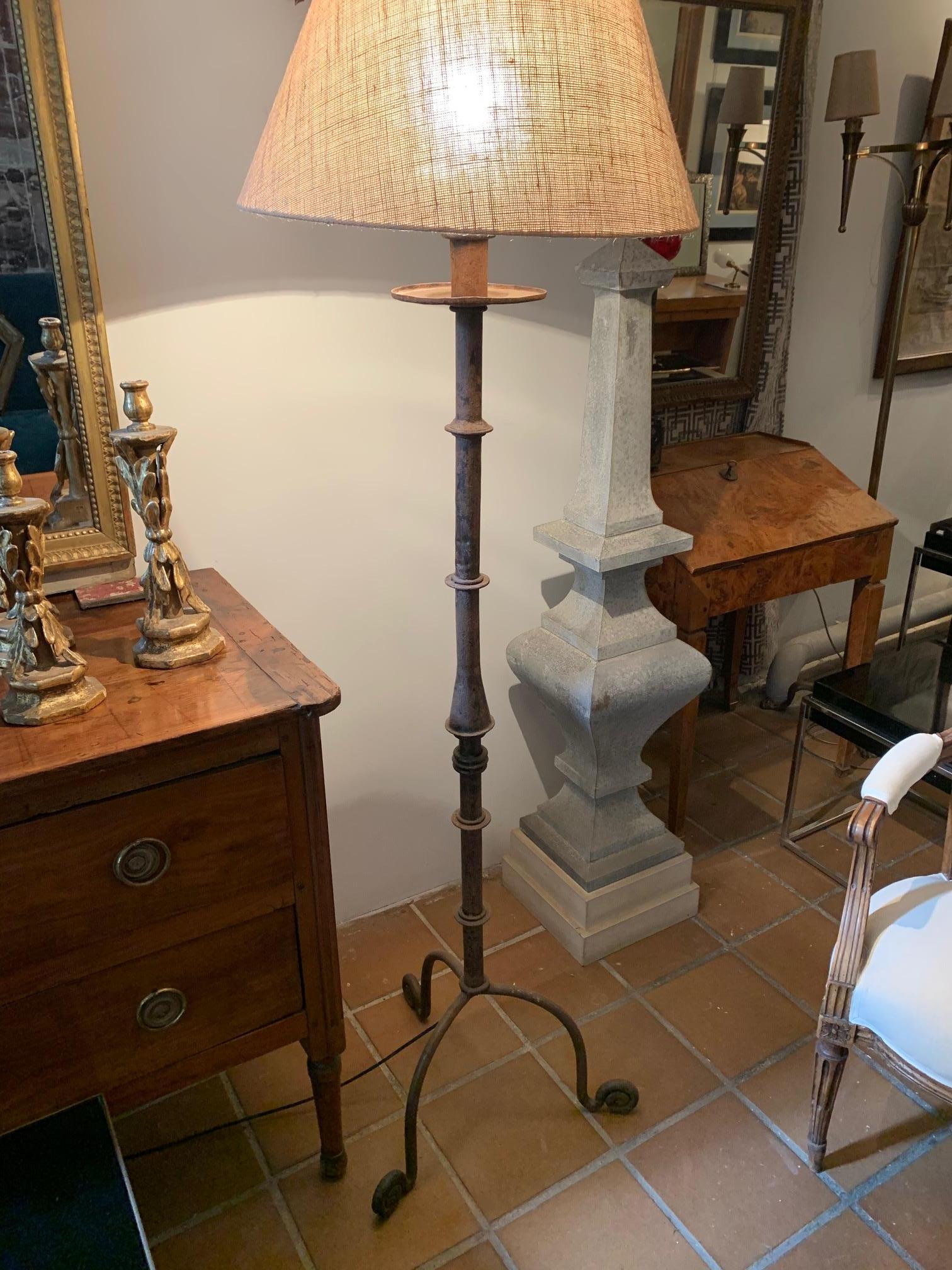 Spanish Iron Floor Lamp In Good Condition For Sale In Madrid, ES
