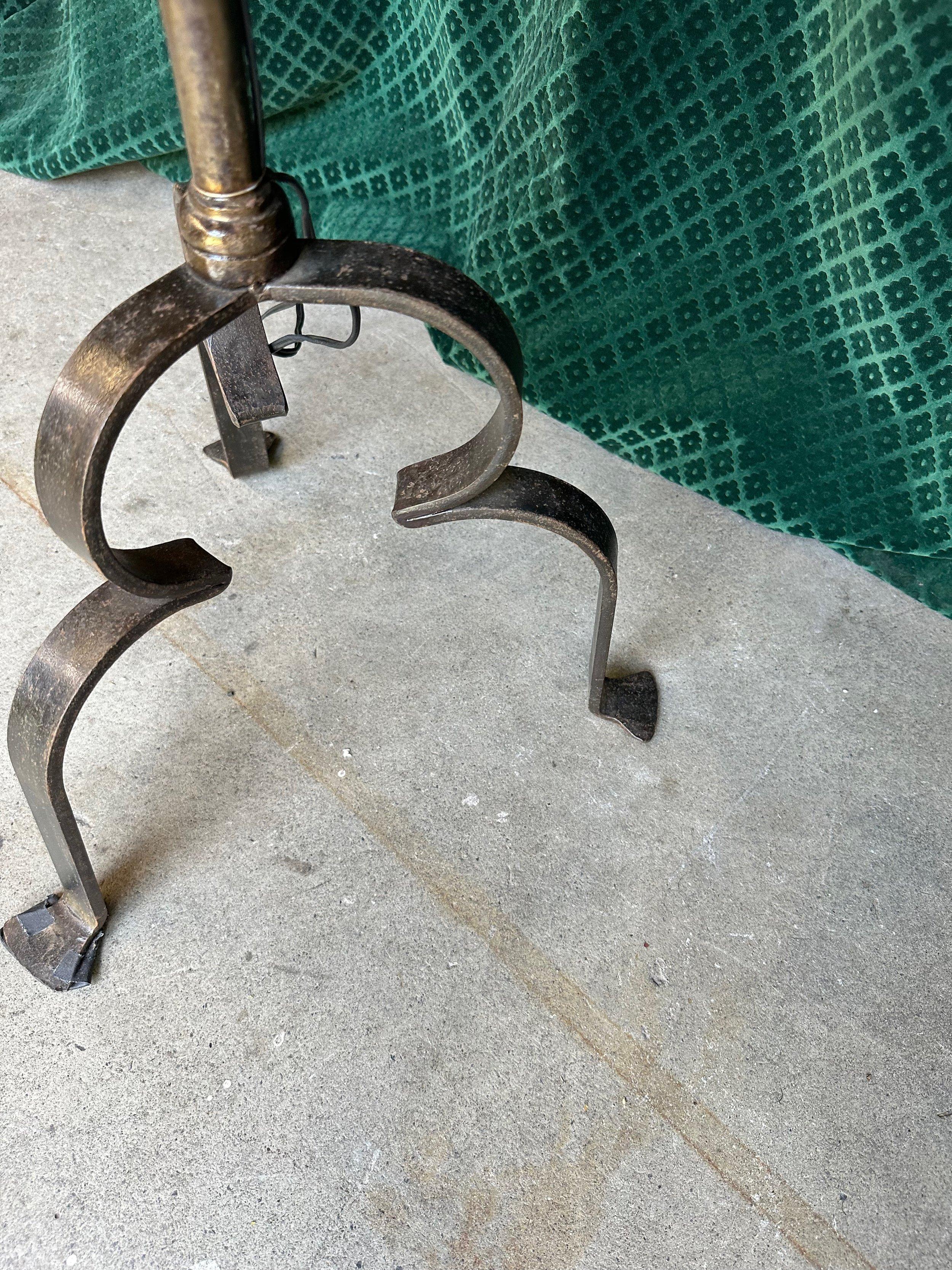 Spanische Stehlampe aus Eisen auf einem erhabenen Dreibein-Sockel im Angebot 6