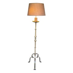 Lampadaire en fer espagnol sur un trépied surélevé