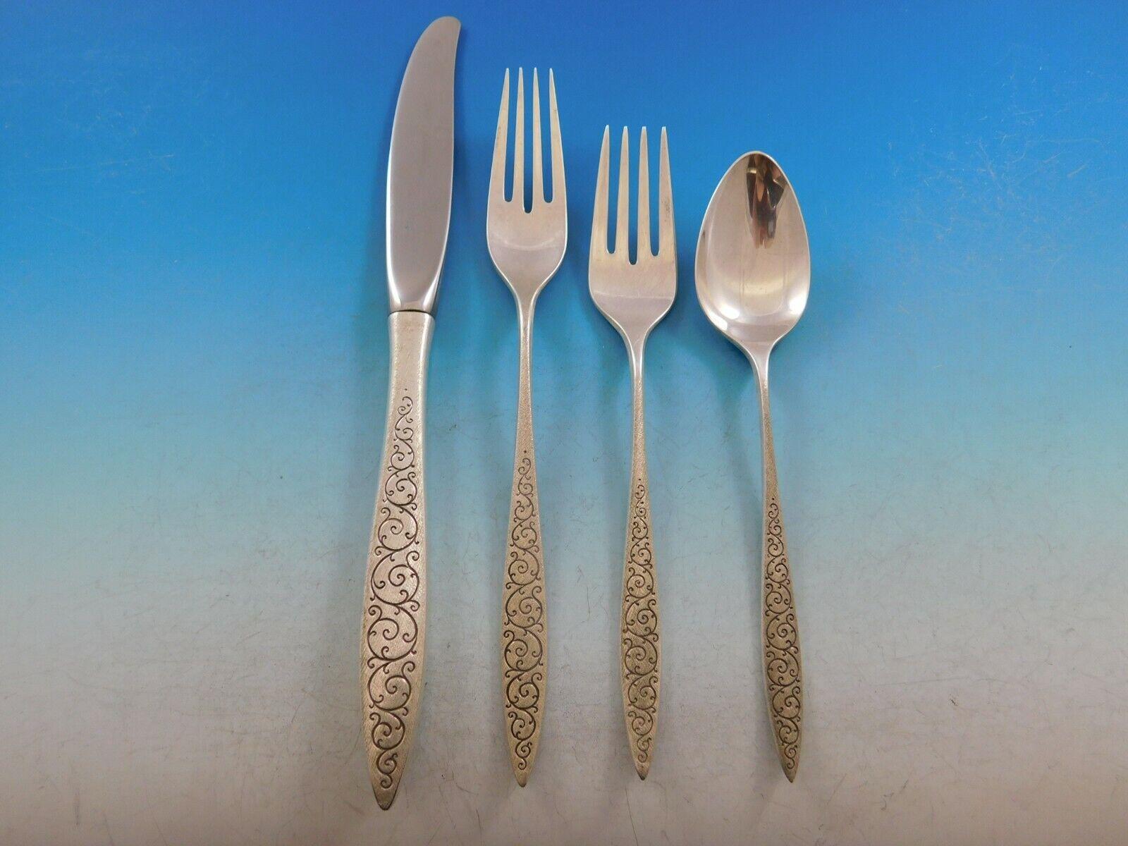 Set di posate in argento Sterling Spanish Lace by Wallace - 63 pezzi con finitura brunita sul davanti. Questa finitura è meravigliosa perché non mostra le impronte digitali o i graffi. Questo set comprende:

12 coltelli, 9 1/4