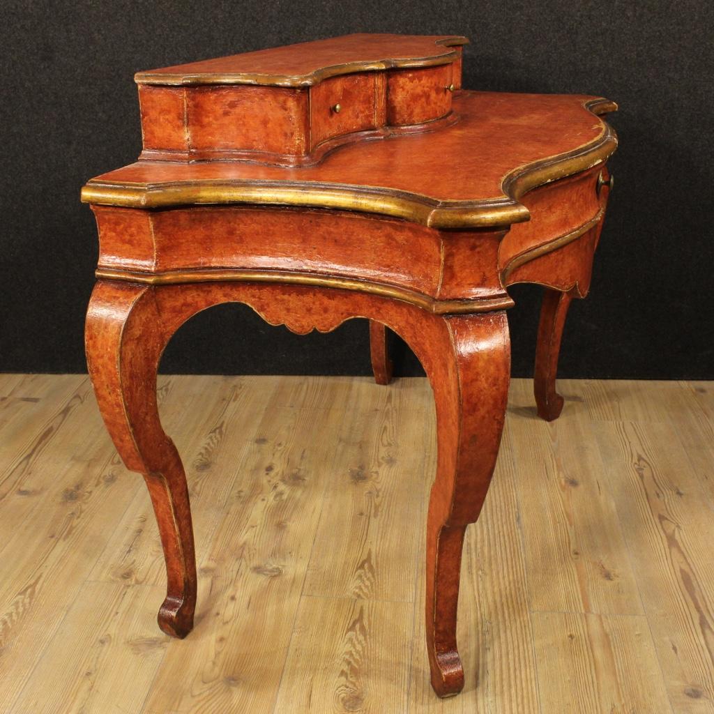 Scenografico writing Spanish half of the 20th century. Mobile in wood nicely sculpted,
lacquered is gold, of great impact and beautiful decoration. Desk equipped with a central drawer and three small drawers, of good capacity. Floor desk good size