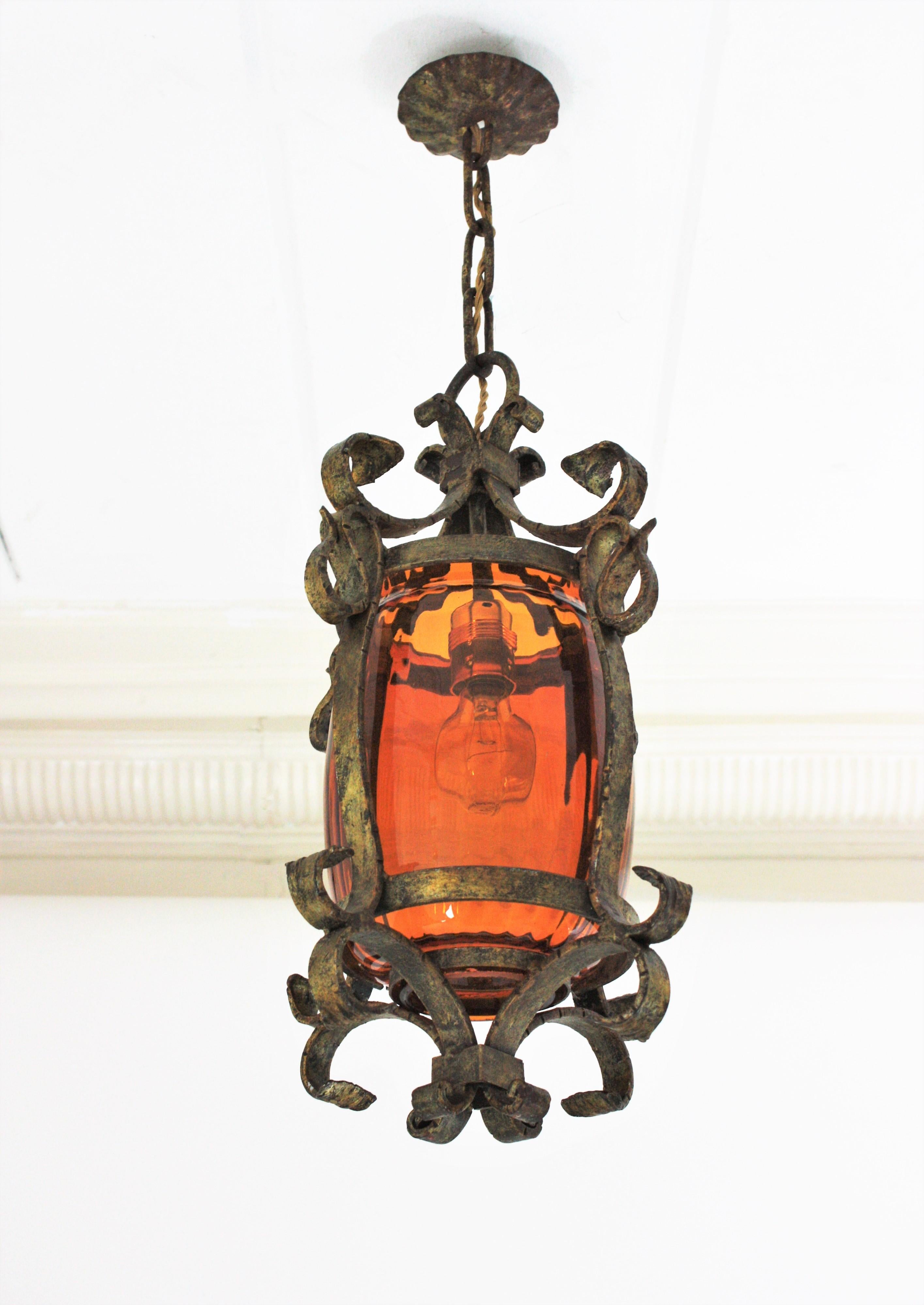 Spanish Wrought Lantern or Pendant Lamp, Gilt Iron and Amber Glass, 1940s In Good Condition For Sale In Barcelona, ES