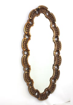 Großer ovaler spanischer Spiegel aus Giltwood mit geschwungenem Rahmen von Francisco Hurtado