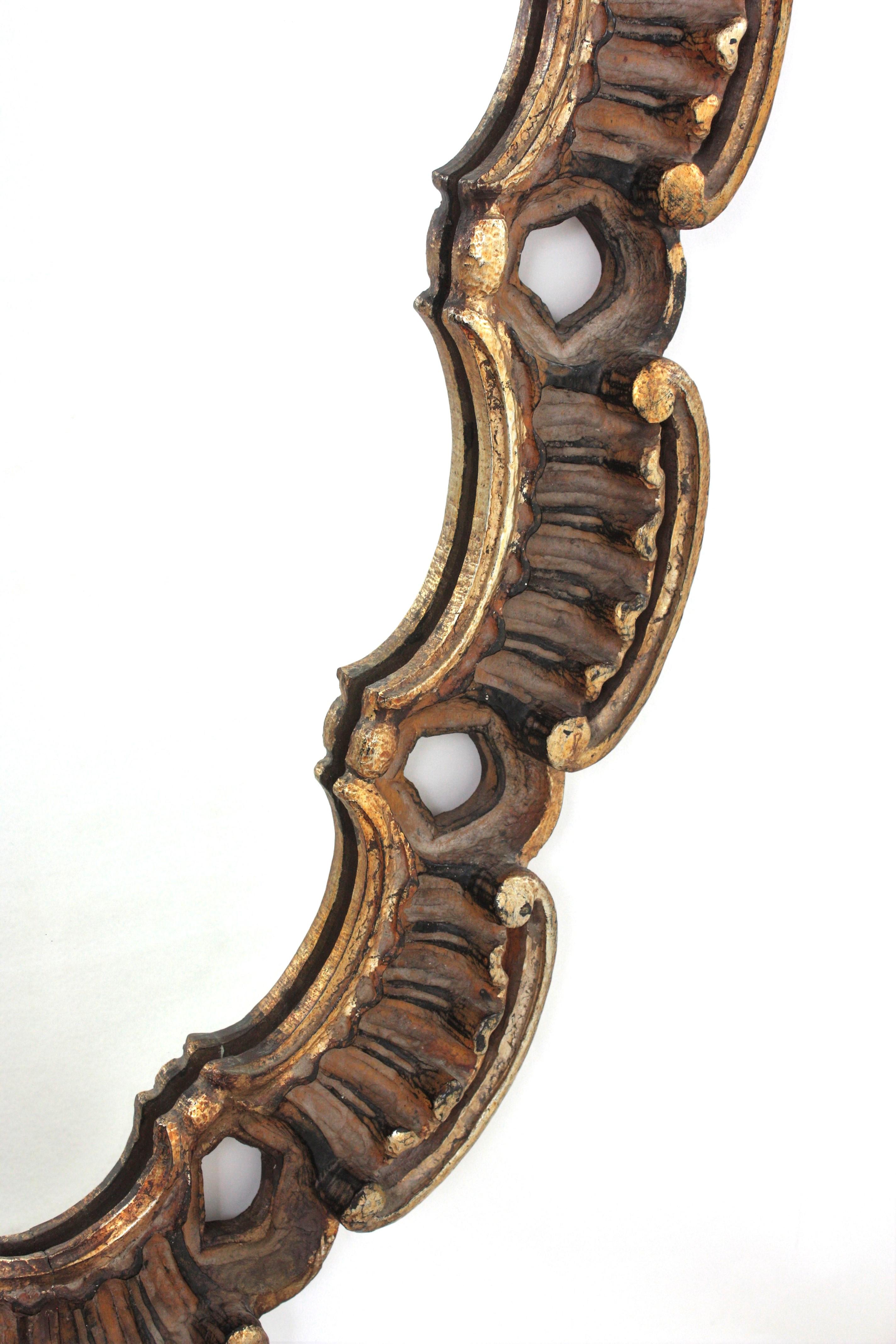 Spanish Large Oval Mirror in Giltwood with Scalloped Frame by Francisco Hurtado In Good Condition For Sale In Barcelona, ES