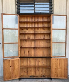 Spanischer großer spanischer großer Kiefernholzschrank oder Bücherregal mit Glasvitrine, 19. Jahrhundert