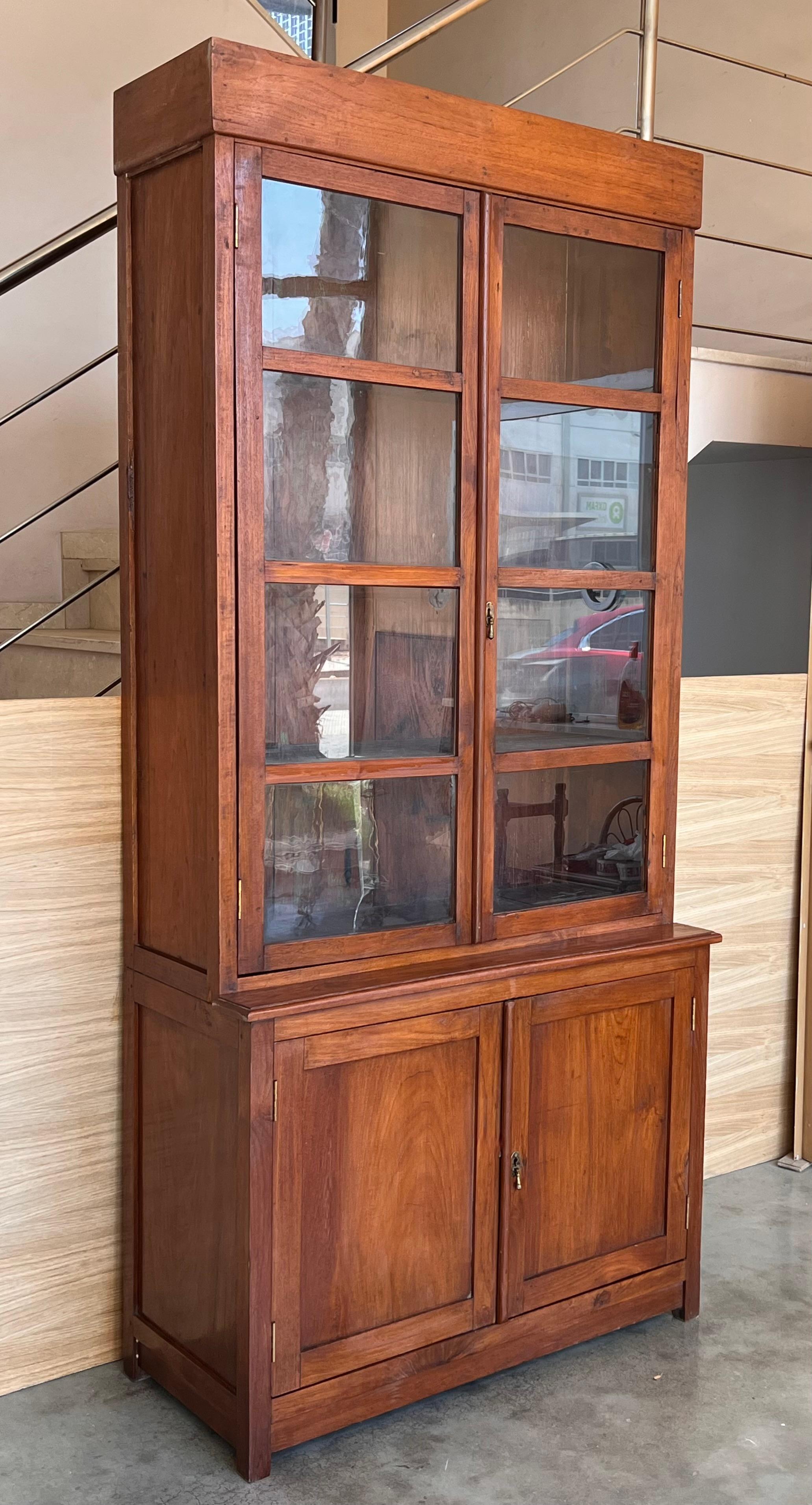 Coloniale spagnolo Grande armadio o libreria in pino spagnolo con vetrina, XIX secolo in vendita