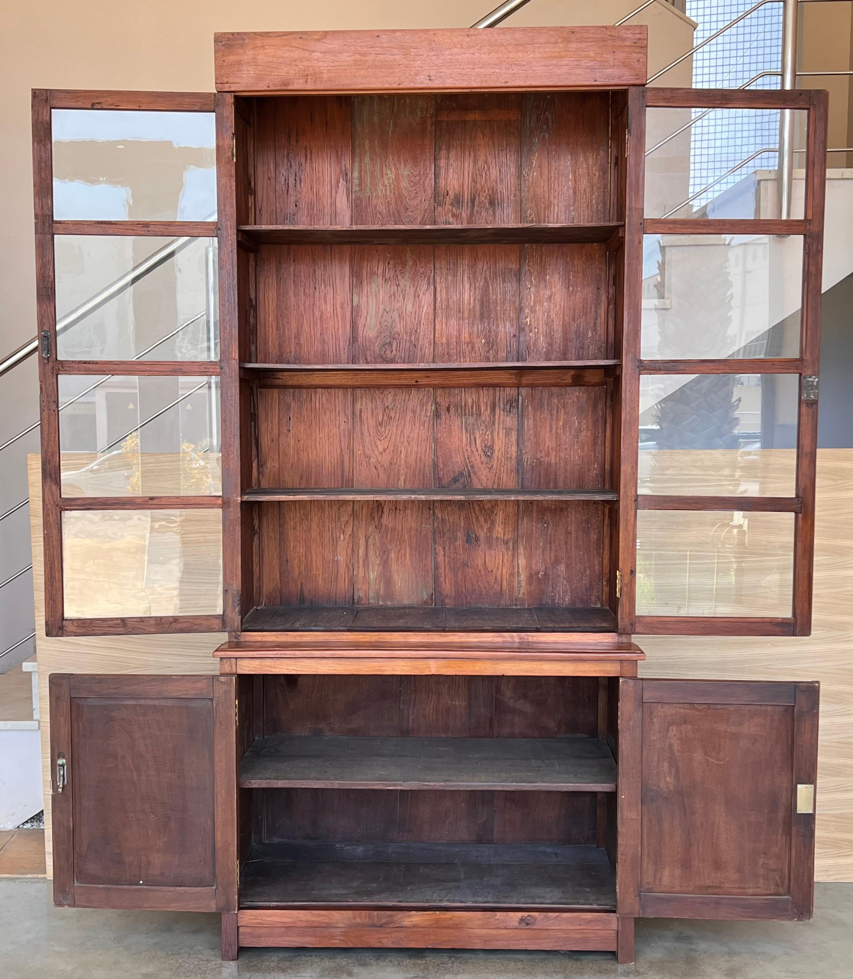 Grande armadio o libreria in pino spagnolo con vetrina, XIX secolo In condizioni buone in vendita a Miami, FL