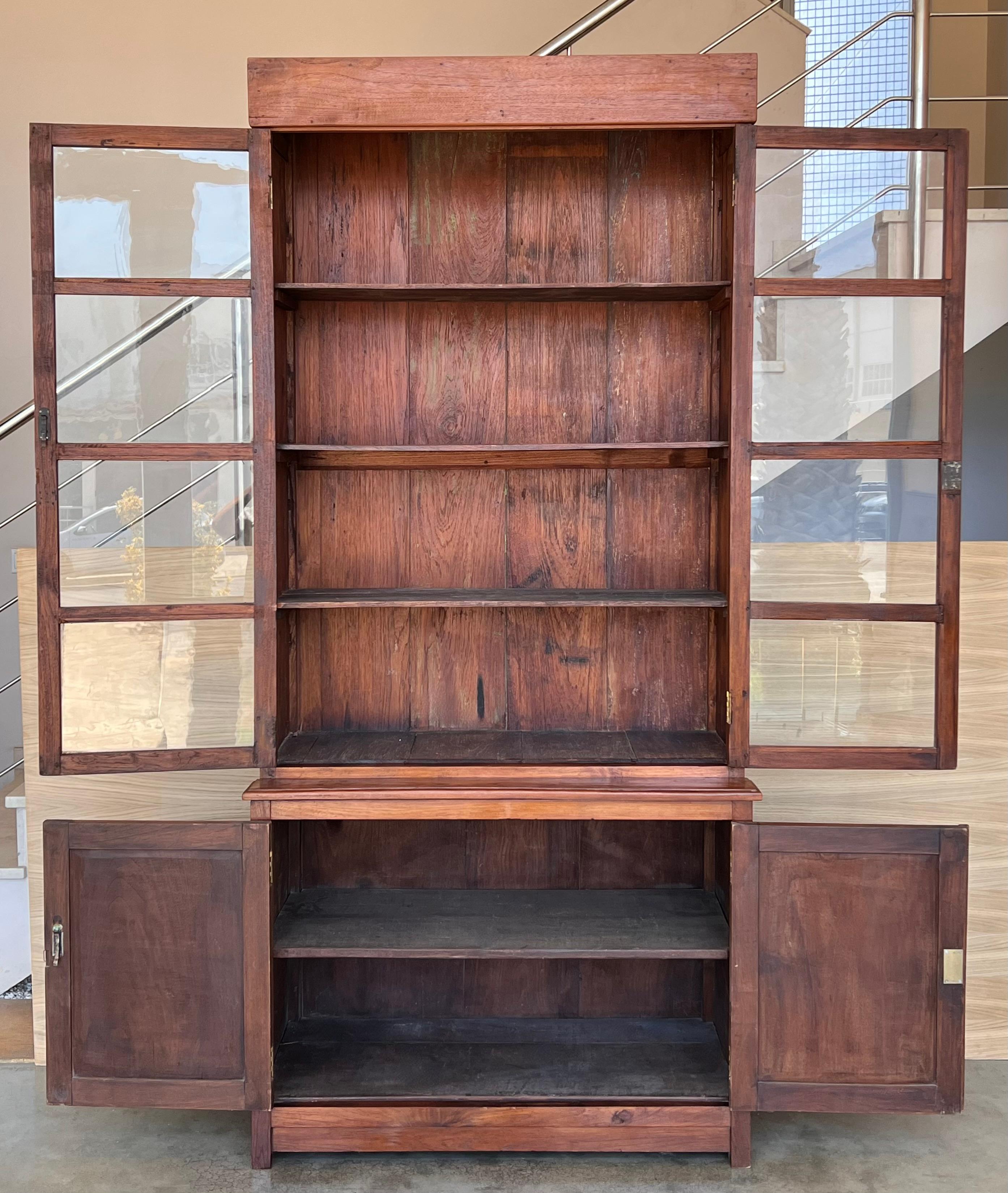 Vetro Grande armadio o libreria in pino spagnolo con vetrina, XIX secolo in vendita