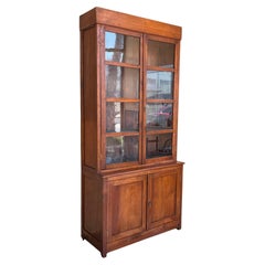 Grande armadio o libreria in pino spagnolo con vetrina, XIX secolo