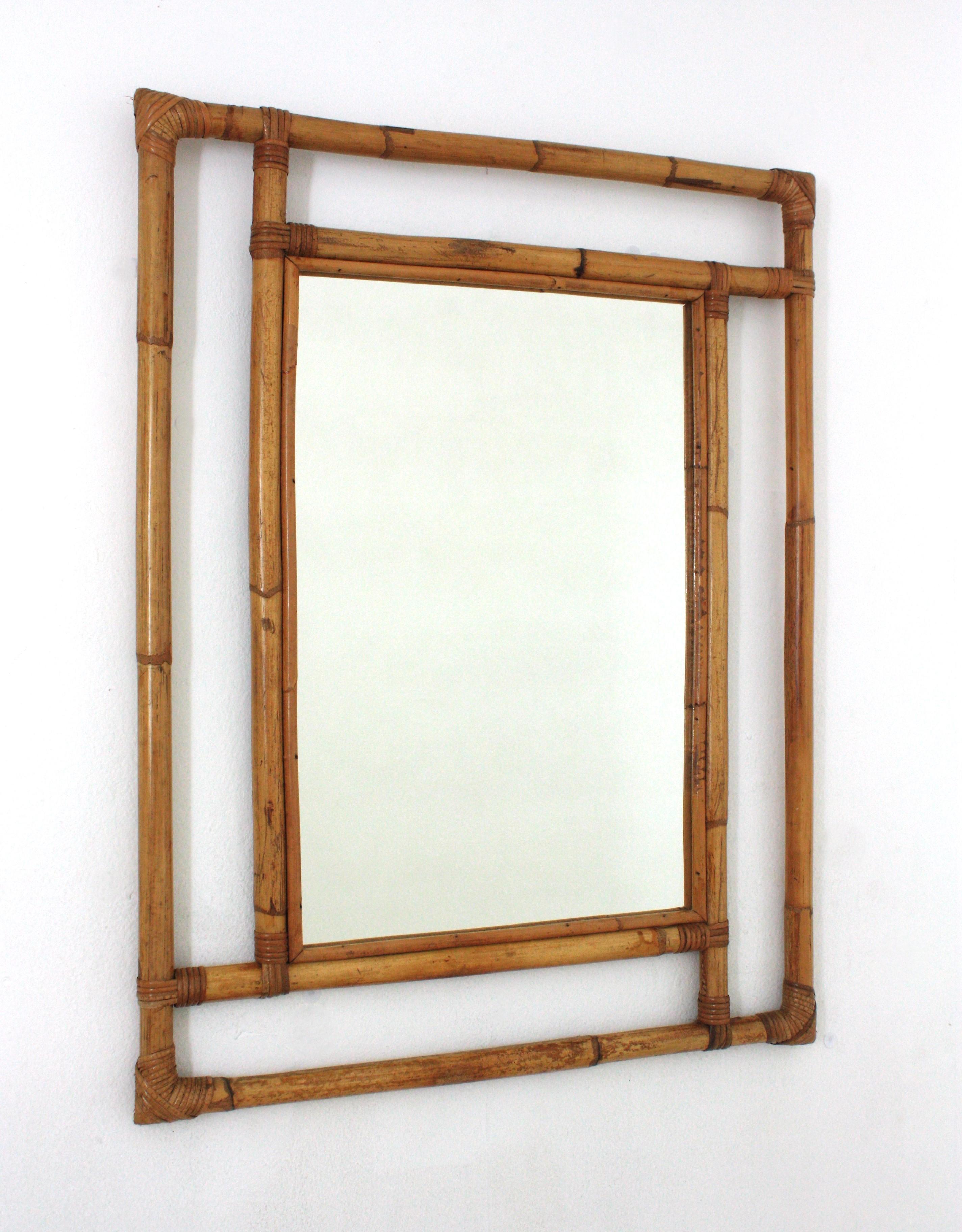 Miroir mural rectangulaire en bambou et rotin
Magnifique miroir rectangulaire de style Tiki, fabriqué à la main avec de la canne de bambou. Espagne, années 1960.
Cadre très décoratif en bambou fabriqué à la main avec des formes géométriques, des
