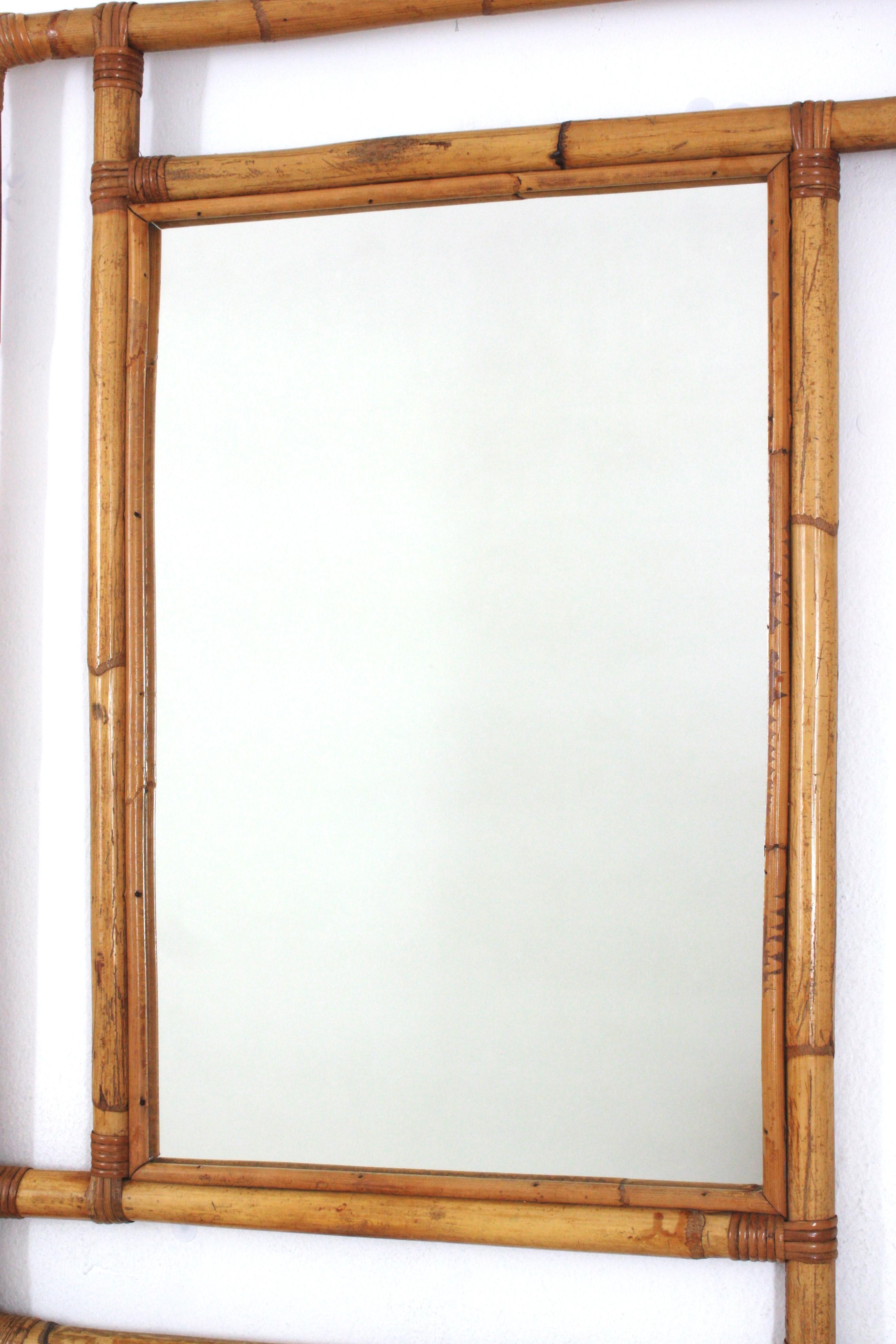 20ième siècle Grand miroir rectangulaire espagnol en rotin avec cadre géométrique, années 1960 en vente
