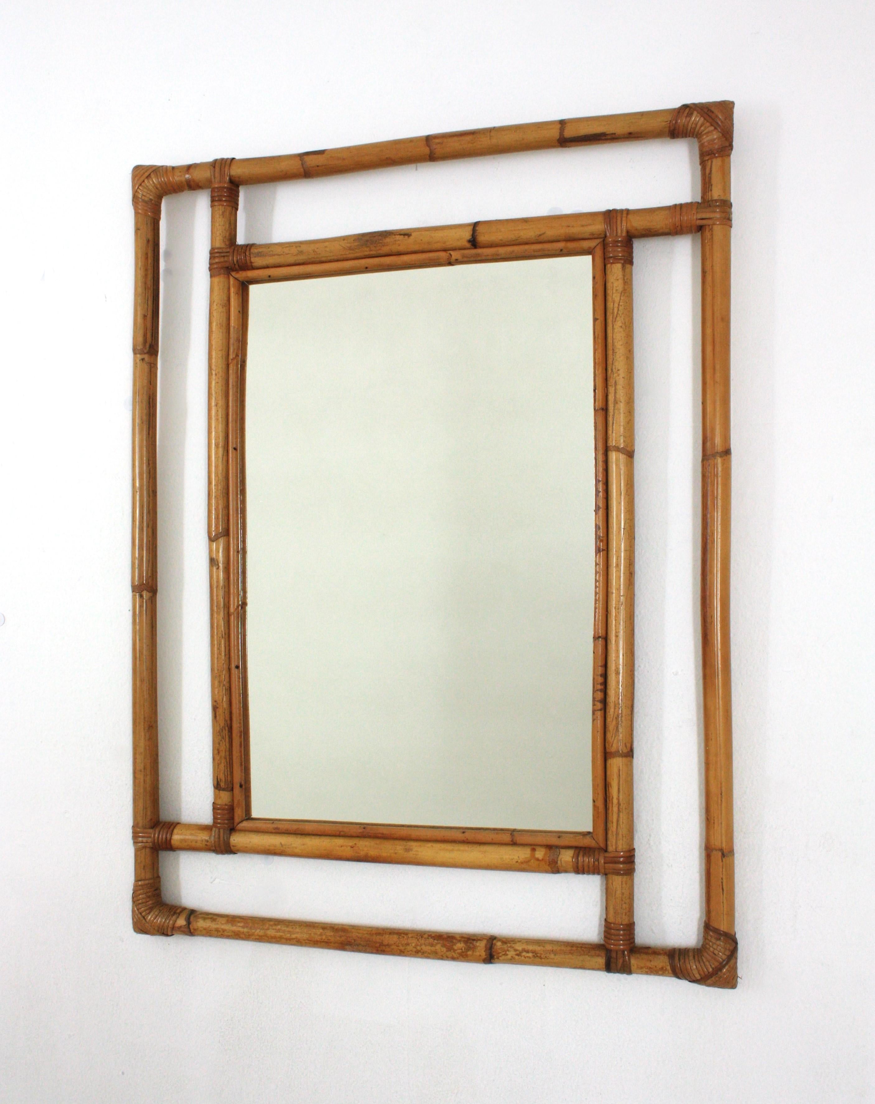 Bambou Grand miroir rectangulaire espagnol en rotin avec cadre géométrique, années 1960 en vente