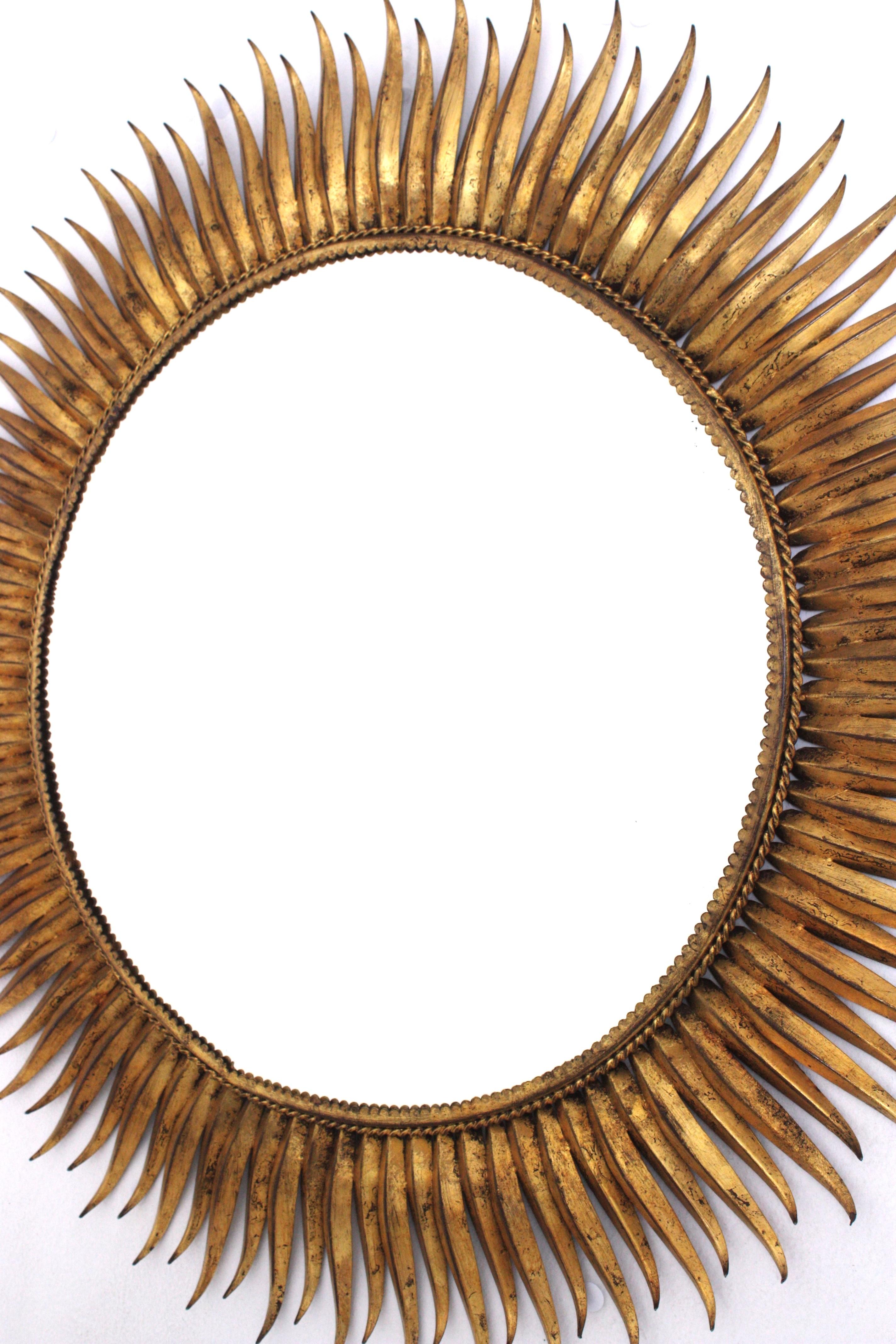 Grand miroir espagnol Sunburst en fer forgé doré en vente 2