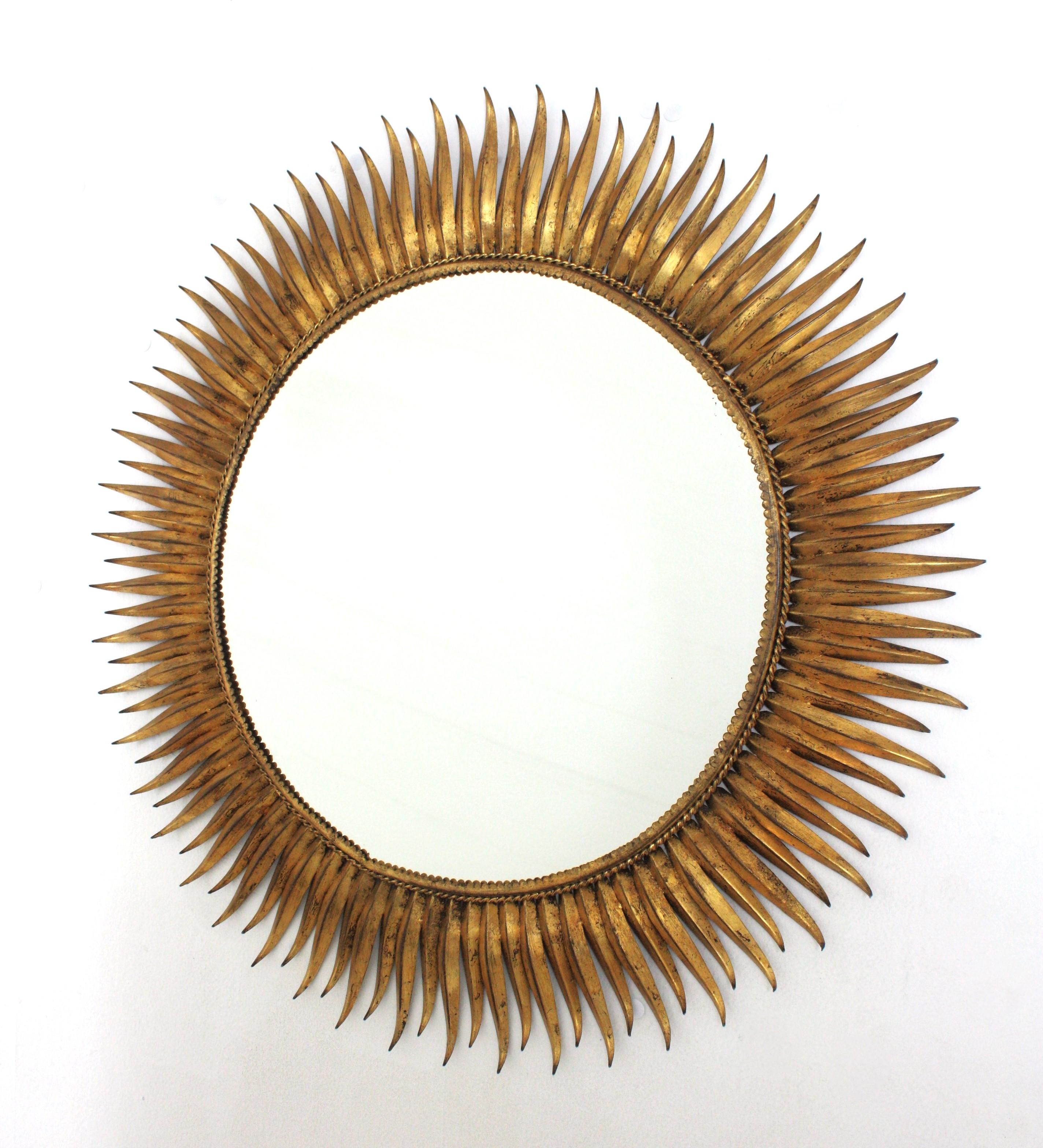 Fait main Grand miroir espagnol Sunburst en fer forgé doré en vente