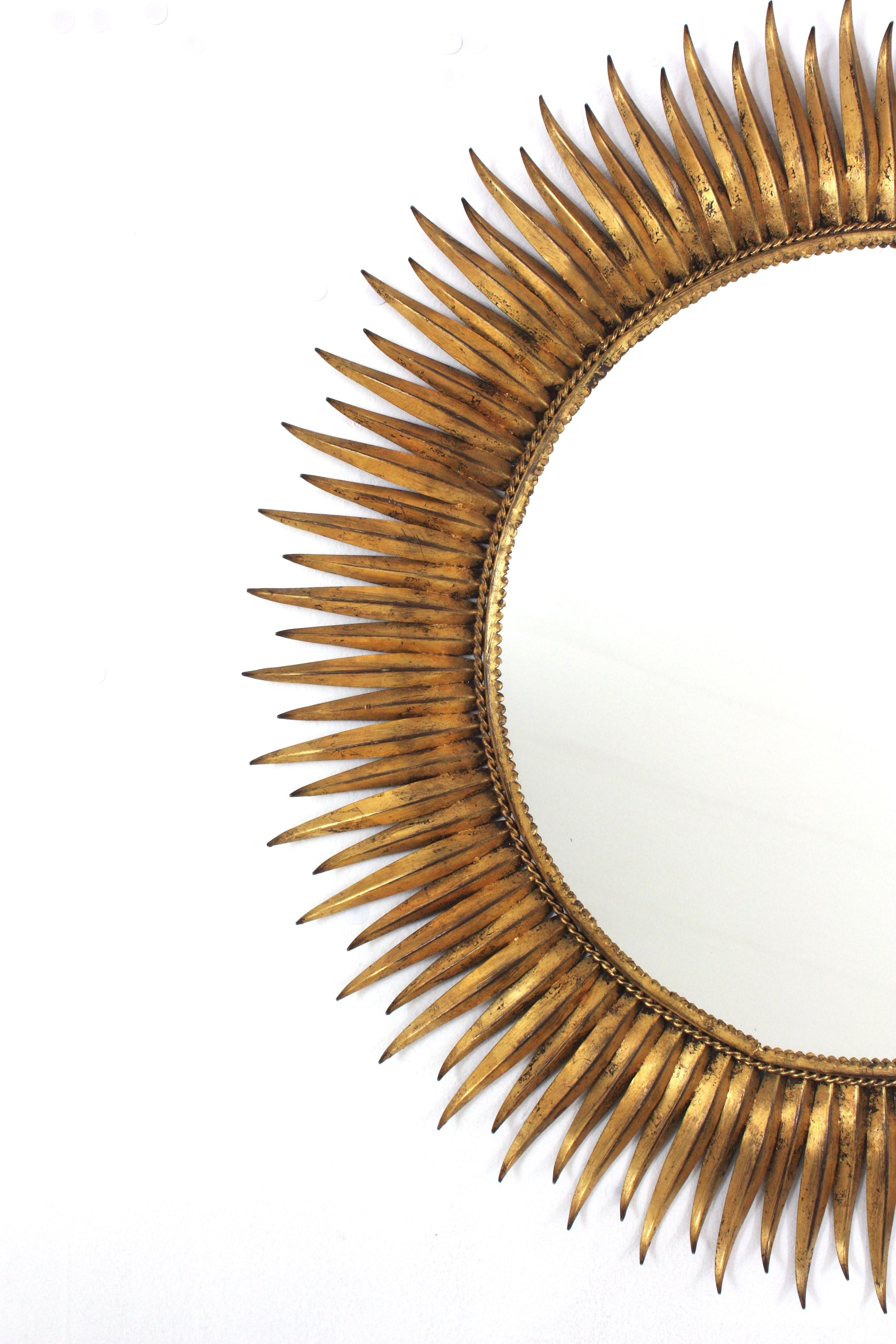 Feuille d'or Grand miroir espagnol Sunburst en fer forgé doré en vente