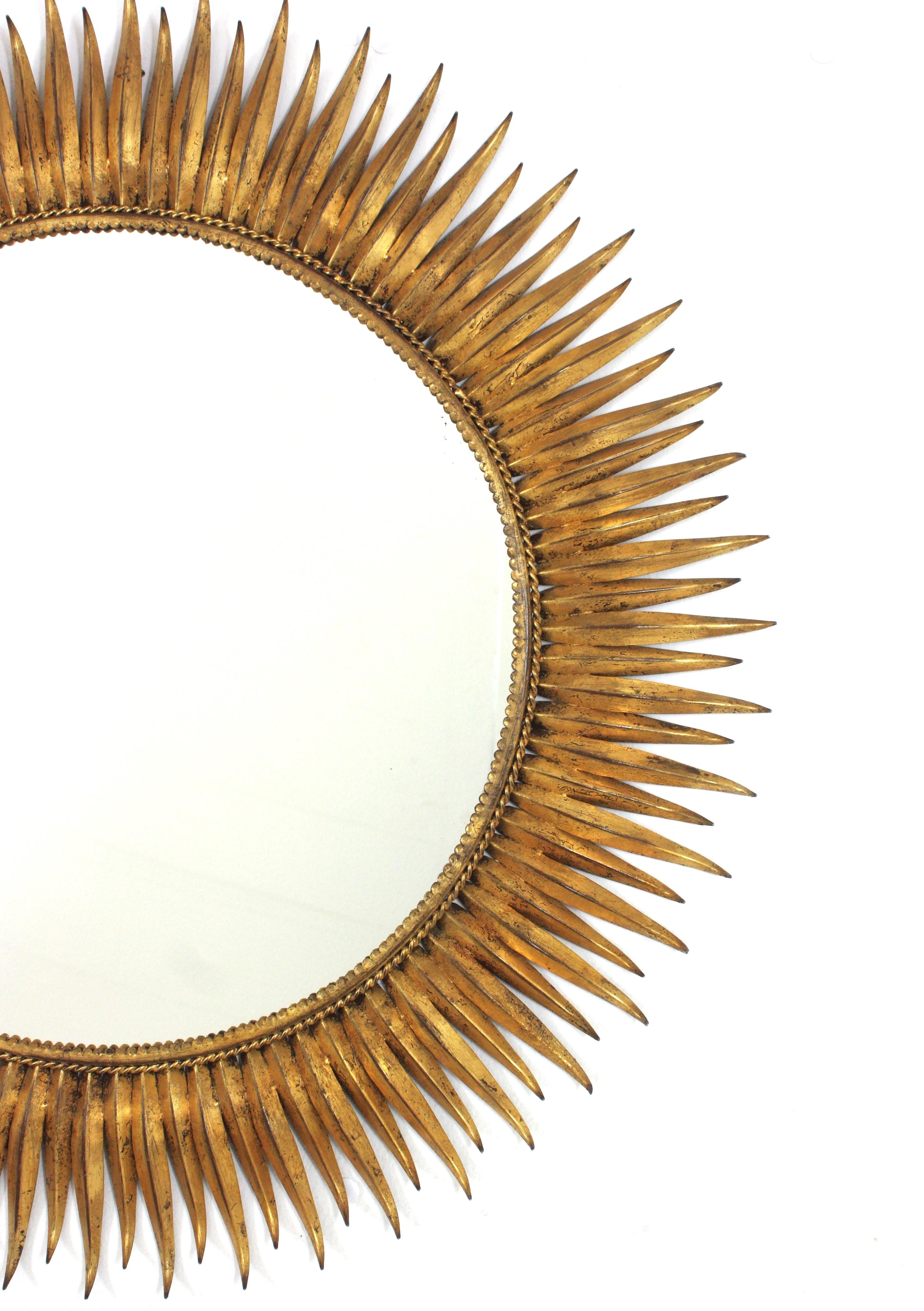 Grand miroir espagnol Sunburst en fer forgé doré en vente 1