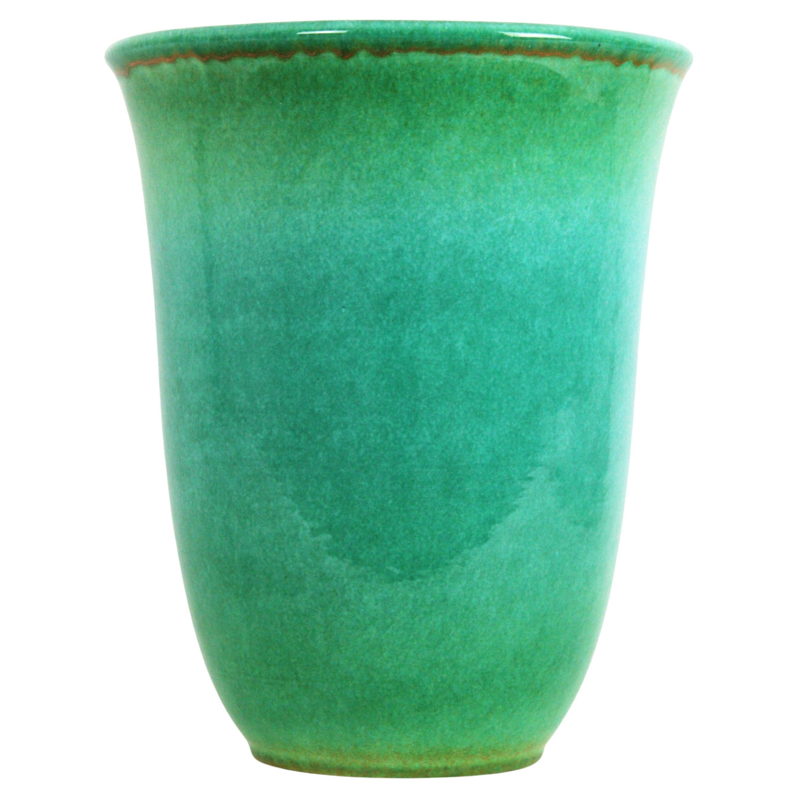 Vase massif Art déco en céramique bleu turquoise avec accents dorés par SERRA, Espagne, années 1930.
Cet élégant vase en forme de cloche a été conçu par Josep SERRA et fabriqué par Cerámicas SERRA. Sa couleur est étonnante, avec des nuances allant