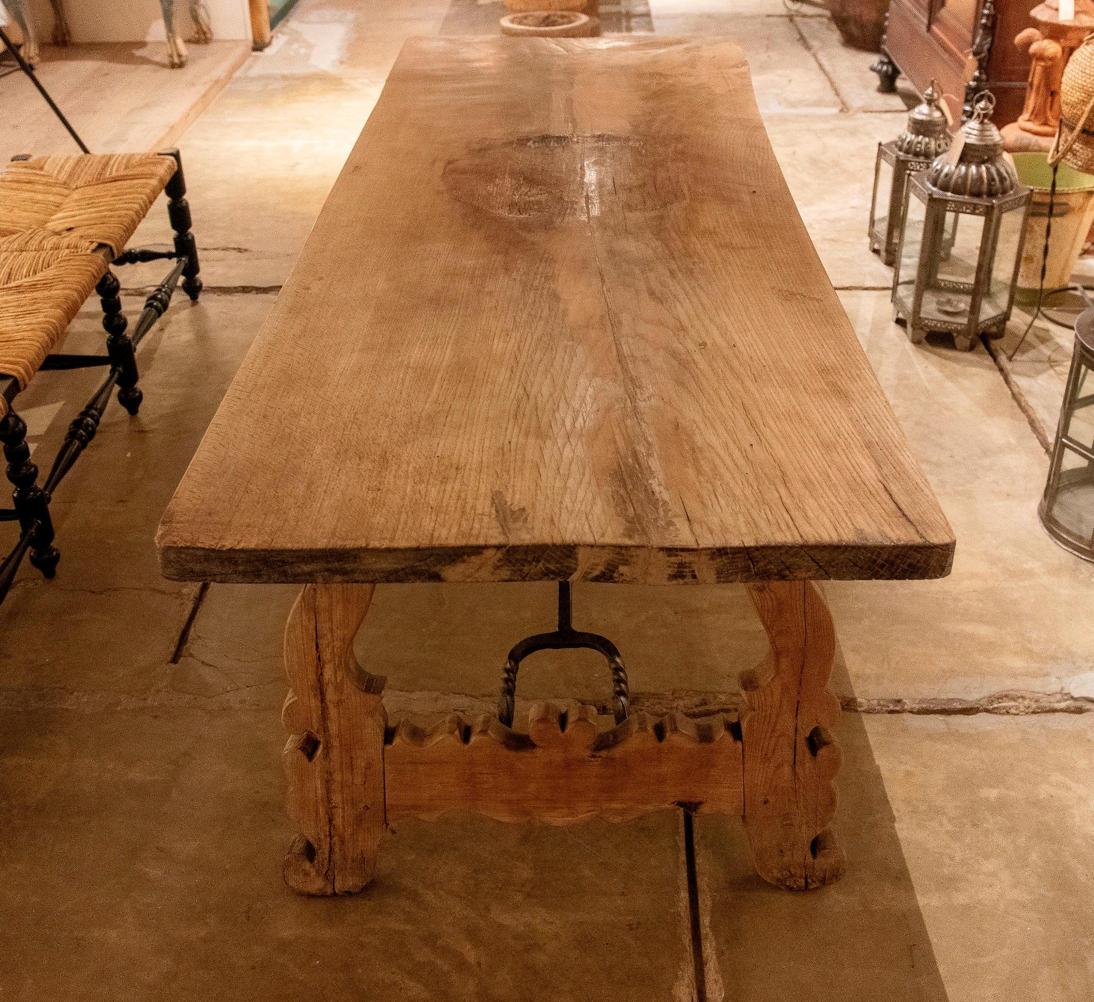 Spanischer großer spanischer Großer Holztisch mit handgeschnitzten Beinen und originalen Eisenbeschlägen im Angebot 6
