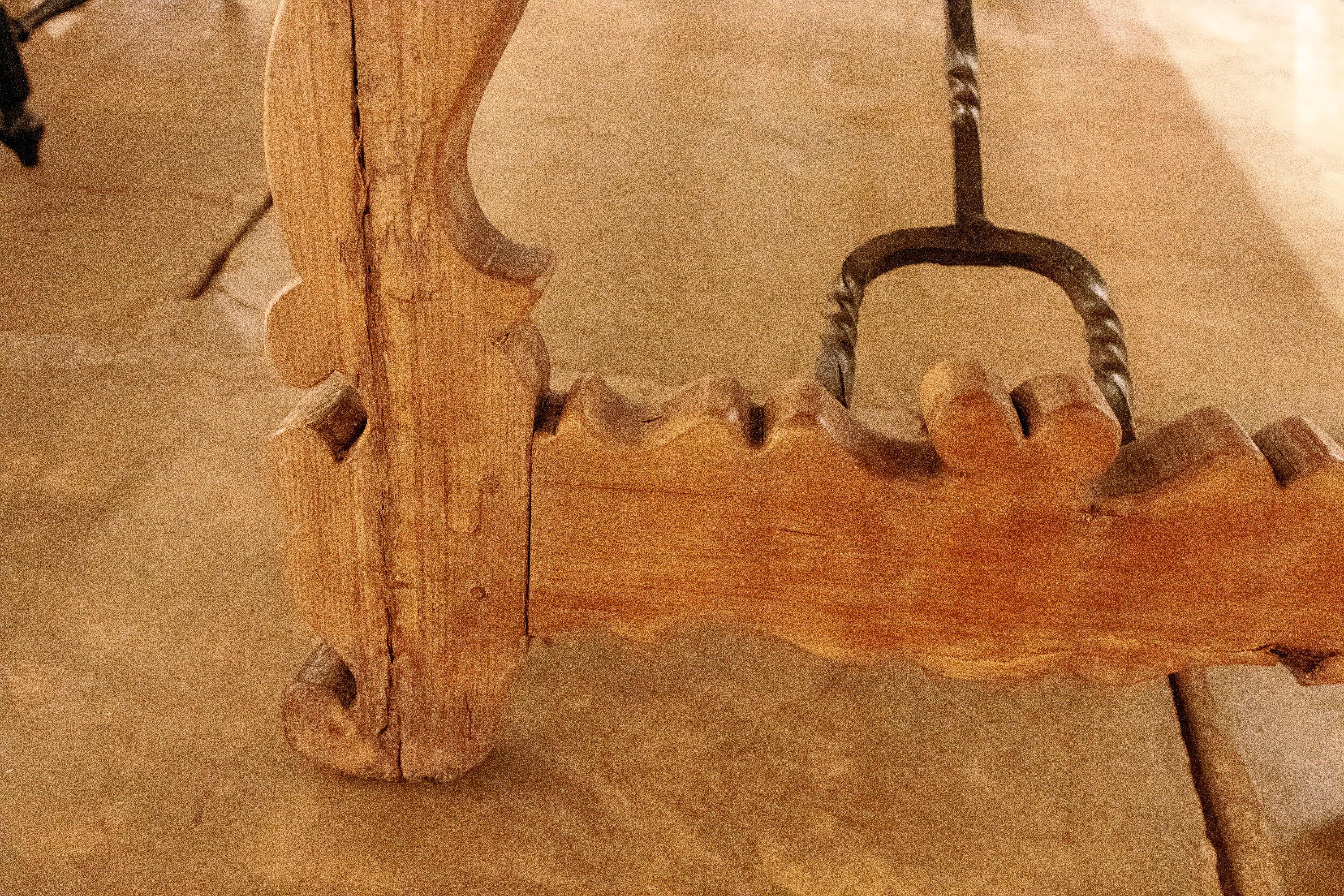 Spanischer großer spanischer Großer Holztisch mit handgeschnitzten Beinen und originalen Eisenbeschlägen im Angebot 7