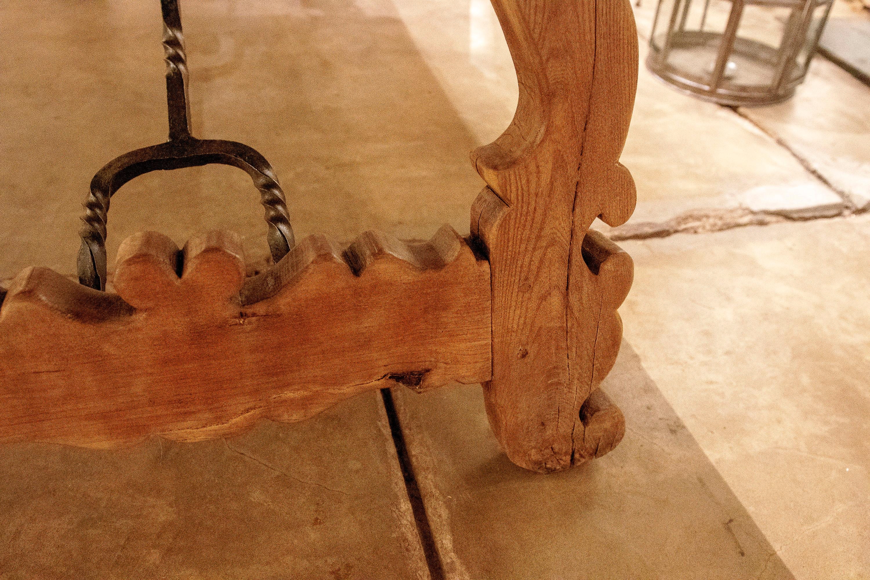 Spanischer großer spanischer Großer Holztisch mit handgeschnitzten Beinen und originalen Eisenbeschlägen im Angebot 8