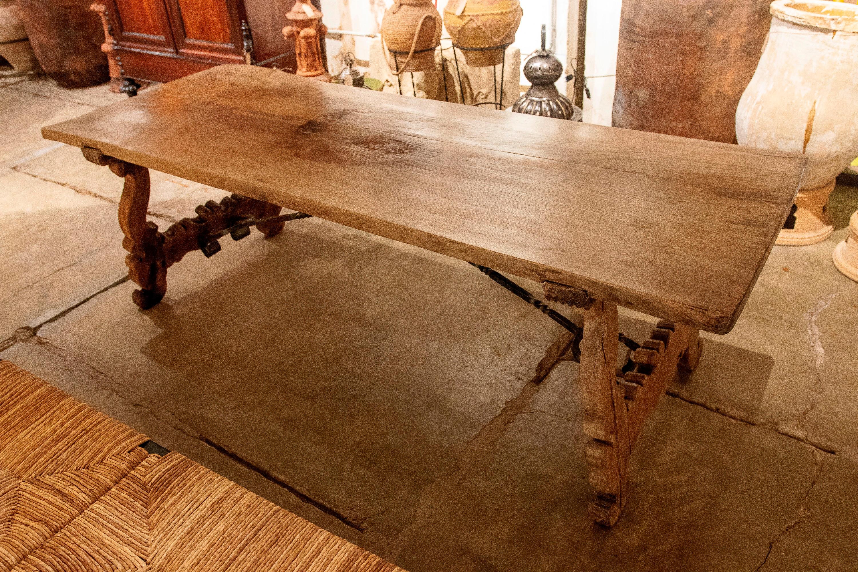 Spanischer großer spanischer Großer Holztisch mit handgeschnitzten Beinen und originalen Eisenbeschlägen im Angebot 9
