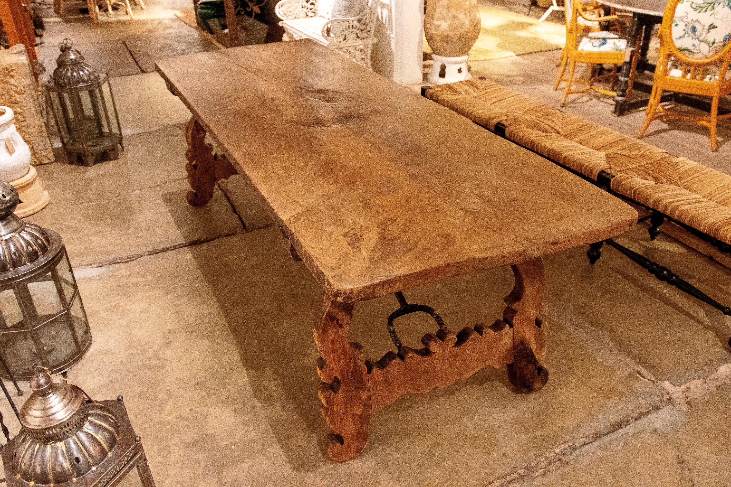 Spanischer großer spanischer Großer Holztisch mit handgeschnitzten Beinen und originalen Eisenbeschlägen im Angebot 10