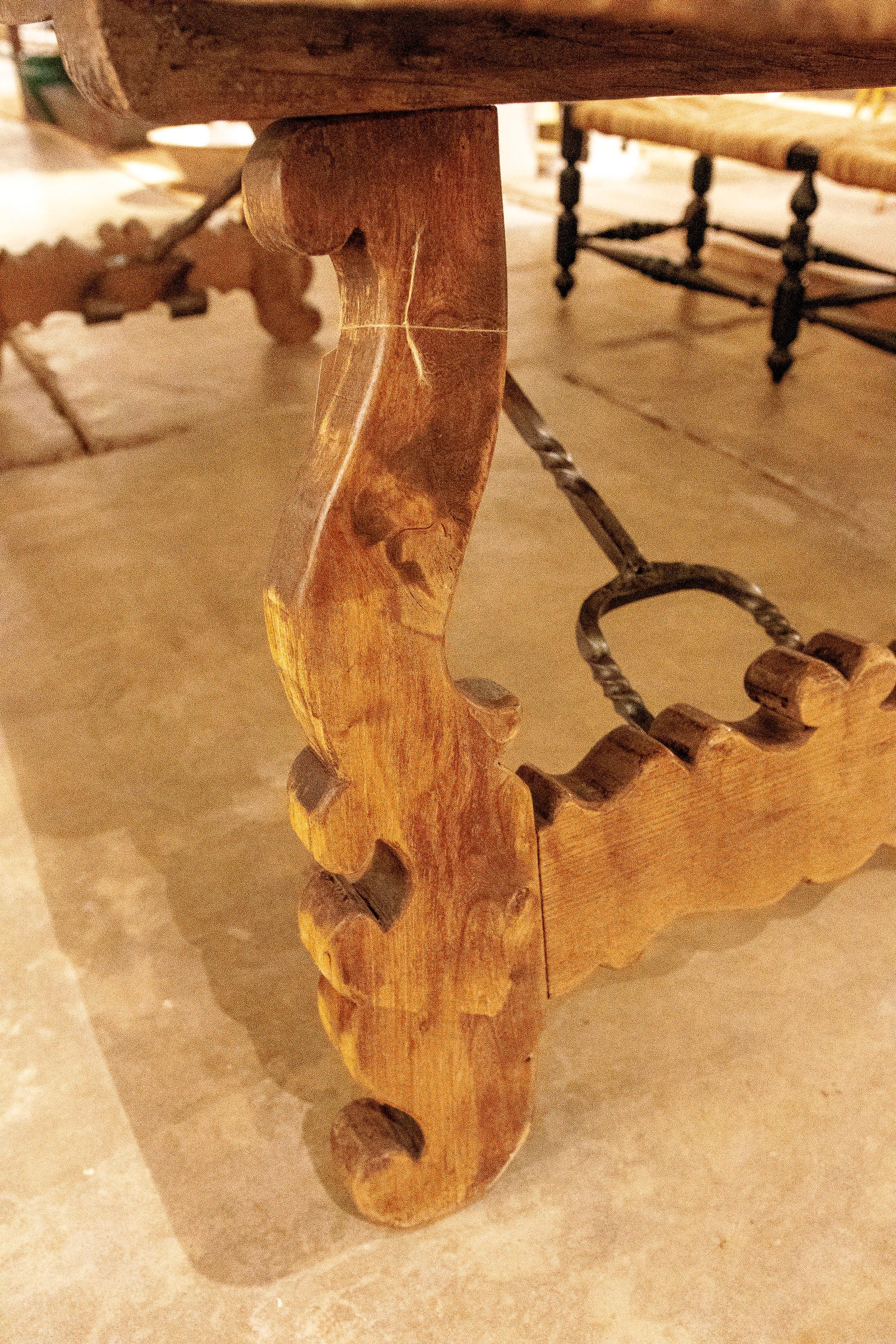 Spanischer großer spanischer Großer Holztisch mit handgeschnitzten Beinen und originalen Eisenbeschlägen im Angebot 11