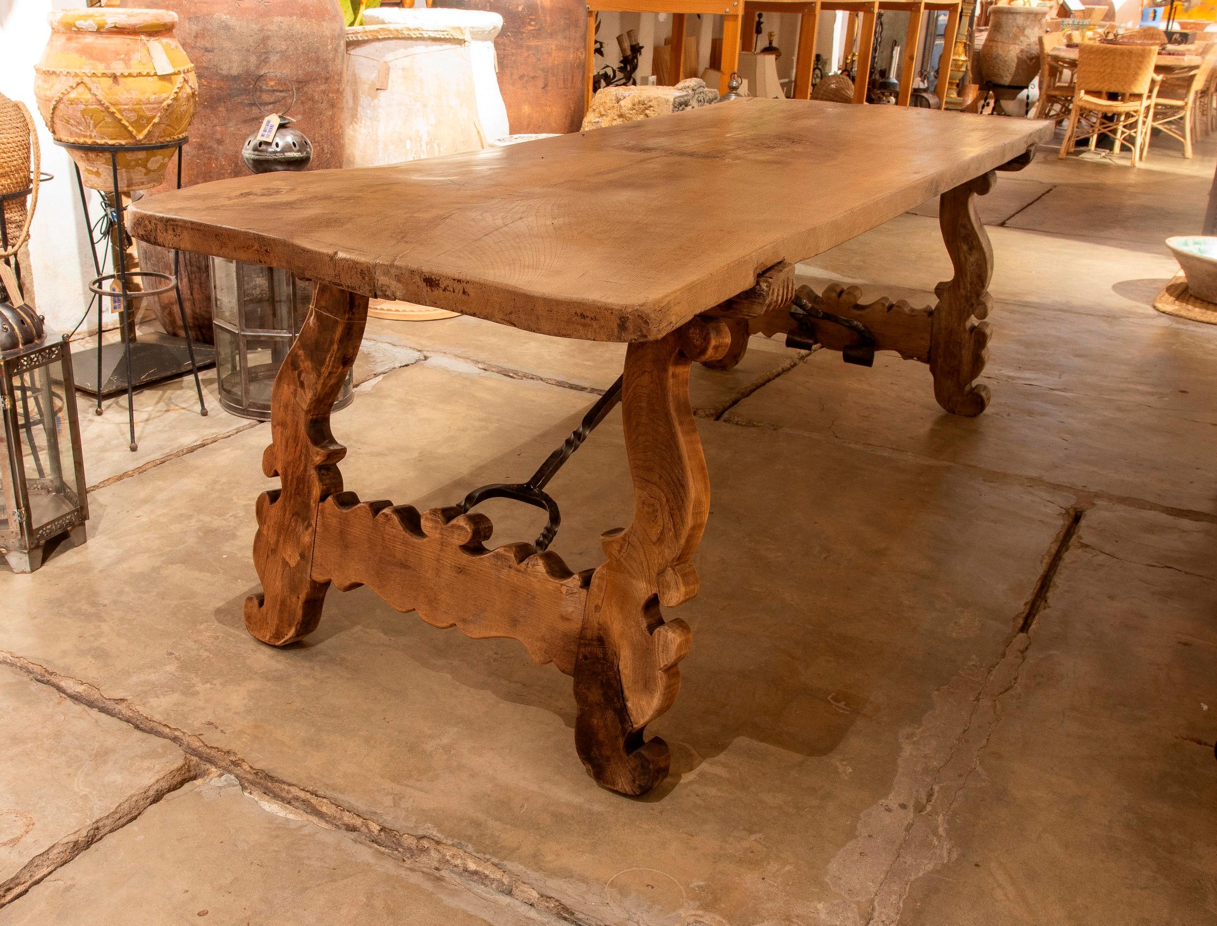 Großer spanischer Holztisch mit handgeschnitzten Beinen und originalen Eisenbeschlägen