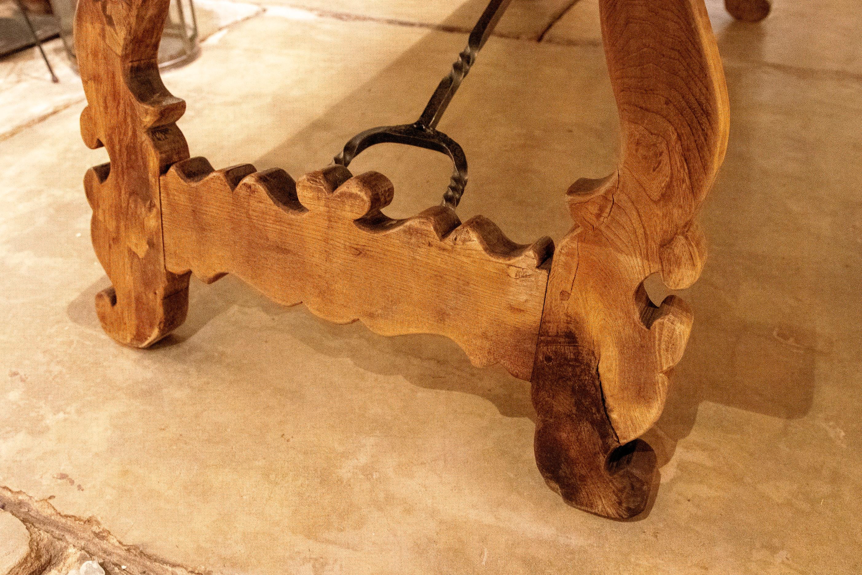 Spanischer großer spanischer Großer Holztisch mit handgeschnitzten Beinen und originalen Eisenbeschlägen im Zustand „Gut“ im Angebot in Marbella, ES