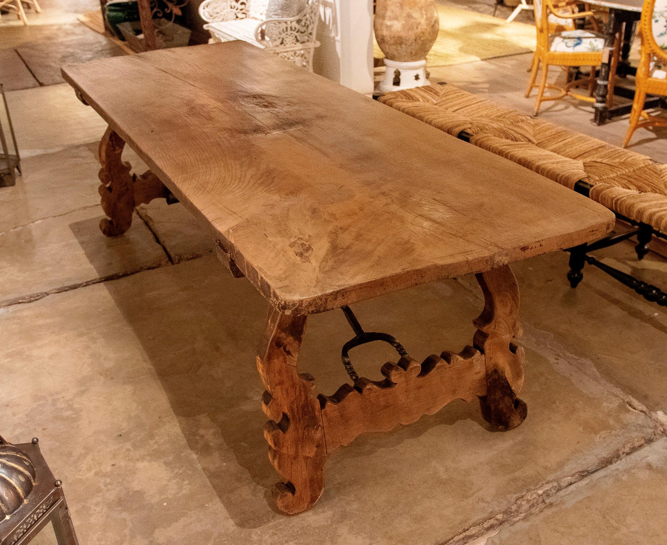 Spanischer großer spanischer Großer Holztisch mit handgeschnitzten Beinen und originalen Eisenbeschlägen im Angebot 1