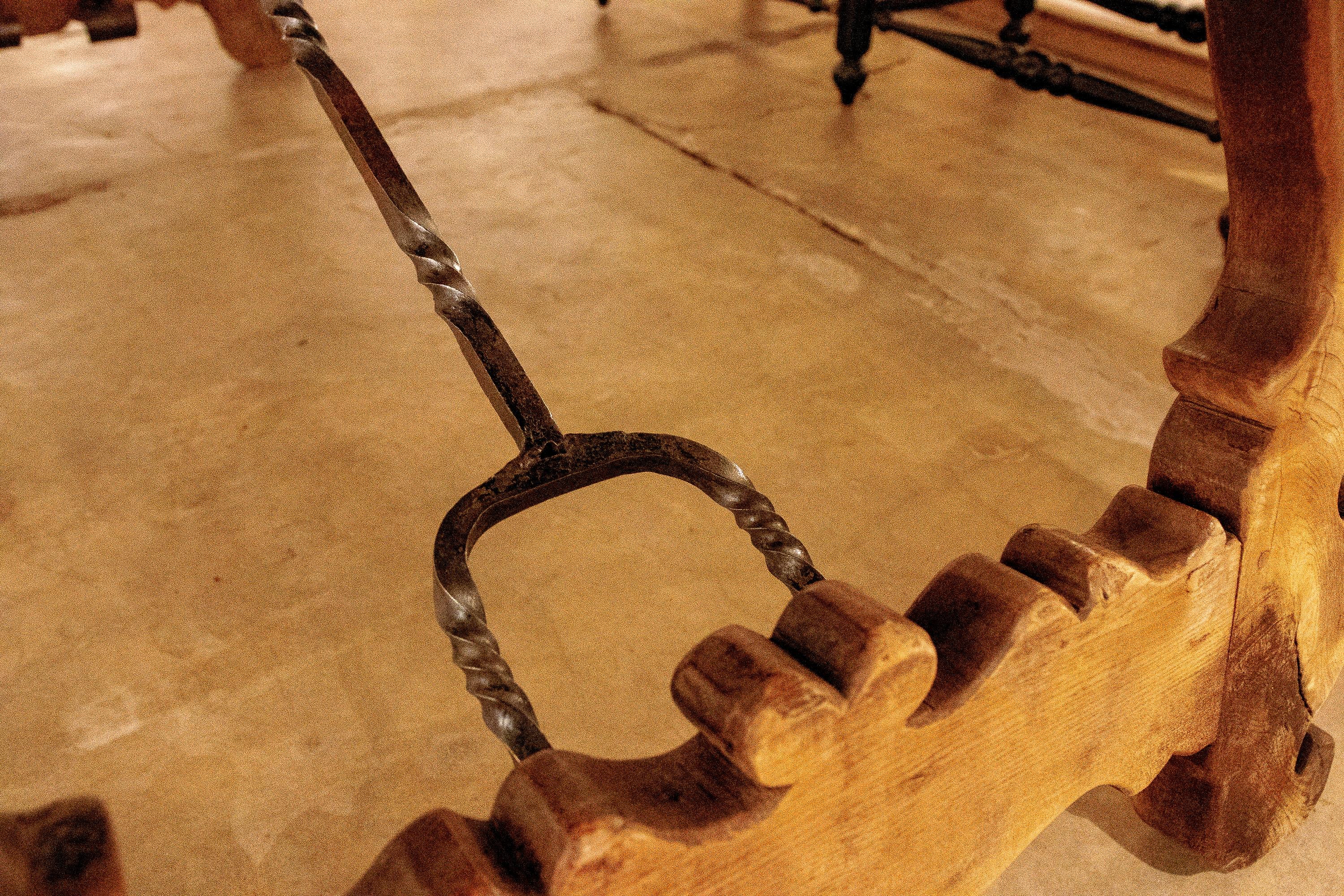 Spanischer großer spanischer Großer Holztisch mit handgeschnitzten Beinen und originalen Eisenbeschlägen im Angebot 3