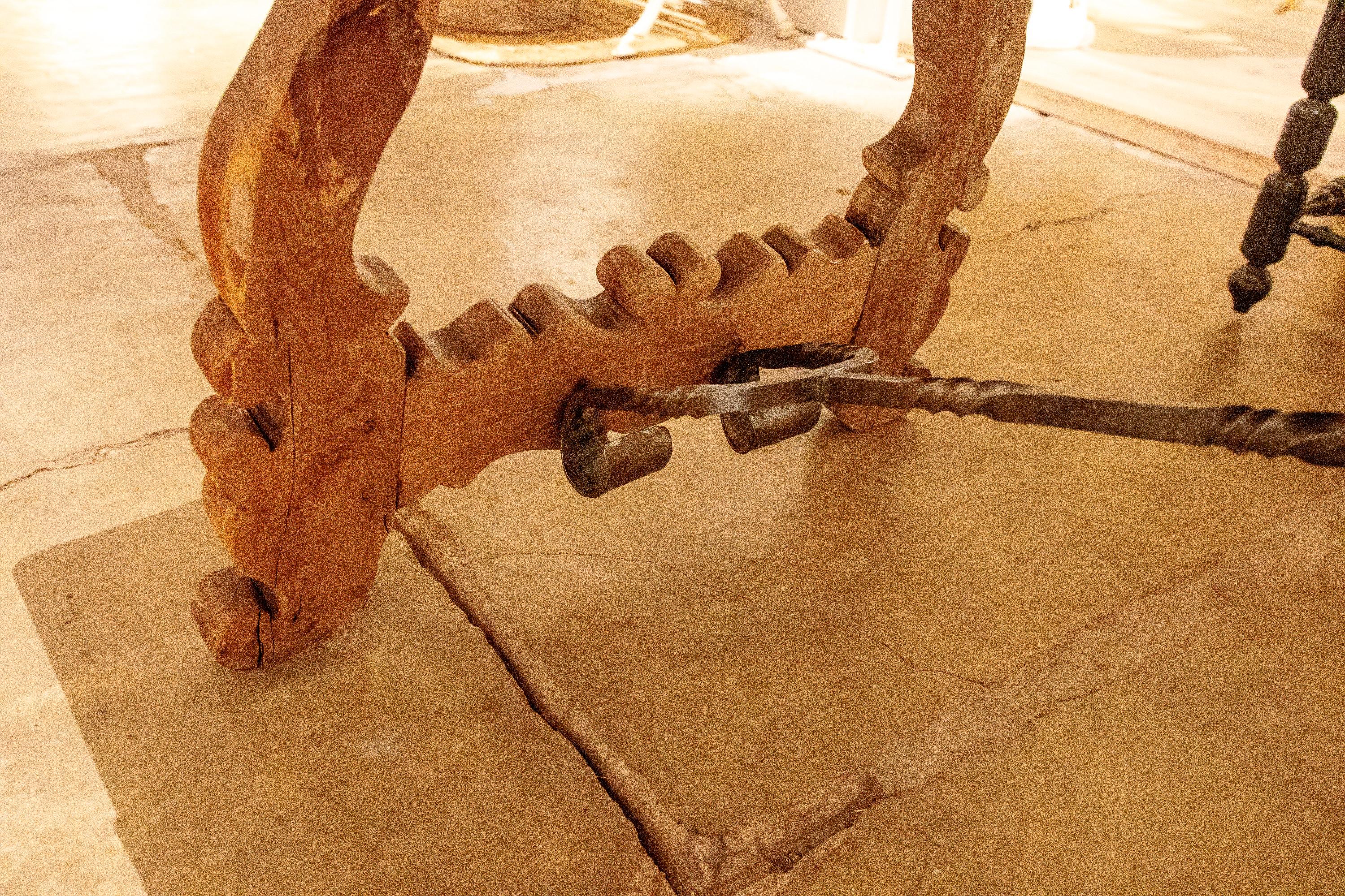 Spanischer großer spanischer Großer Holztisch mit handgeschnitzten Beinen und originalen Eisenbeschlägen im Angebot 4