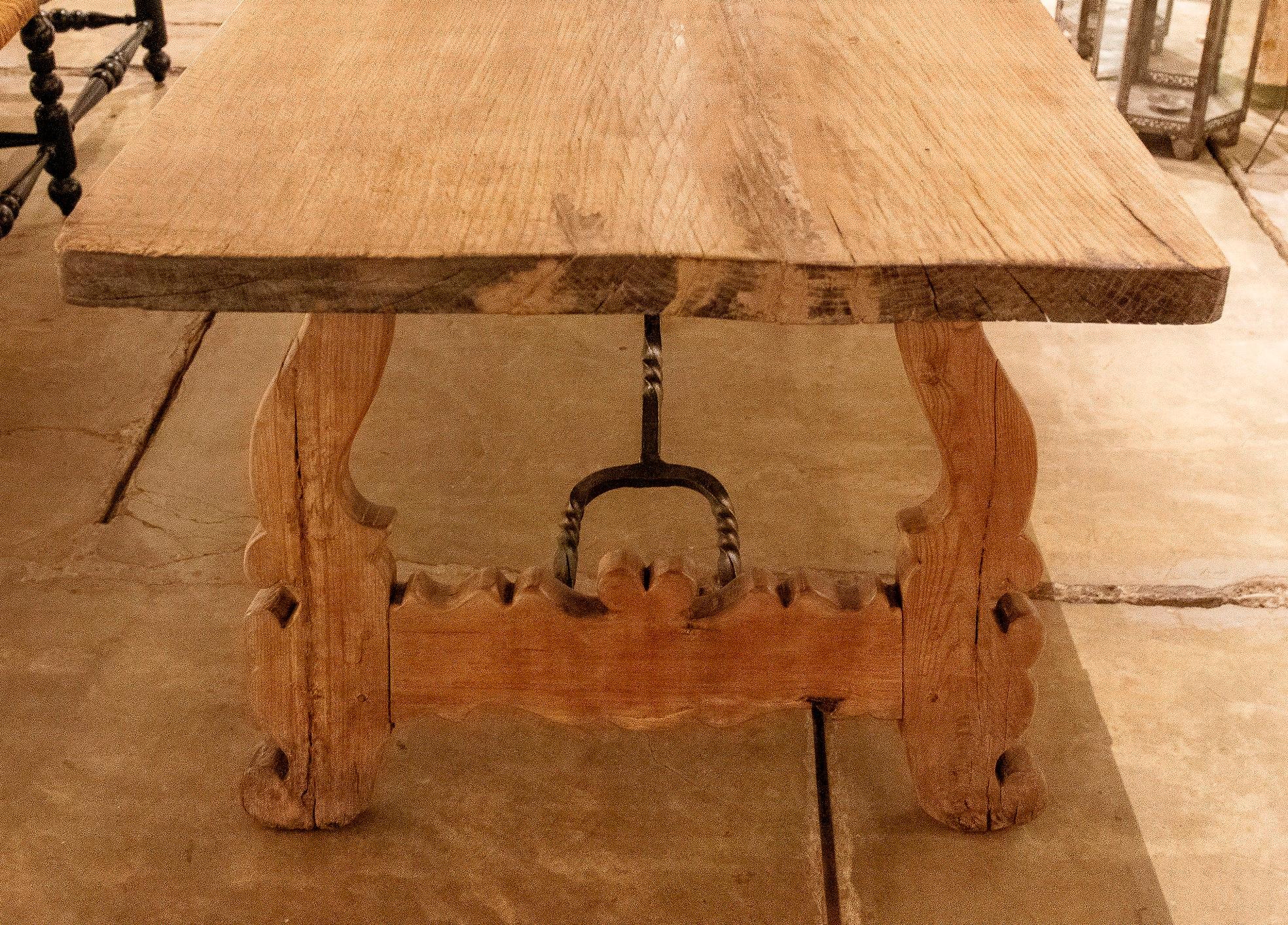 Spanischer großer spanischer Großer Holztisch mit handgeschnitzten Beinen und originalen Eisenbeschlägen im Angebot 5