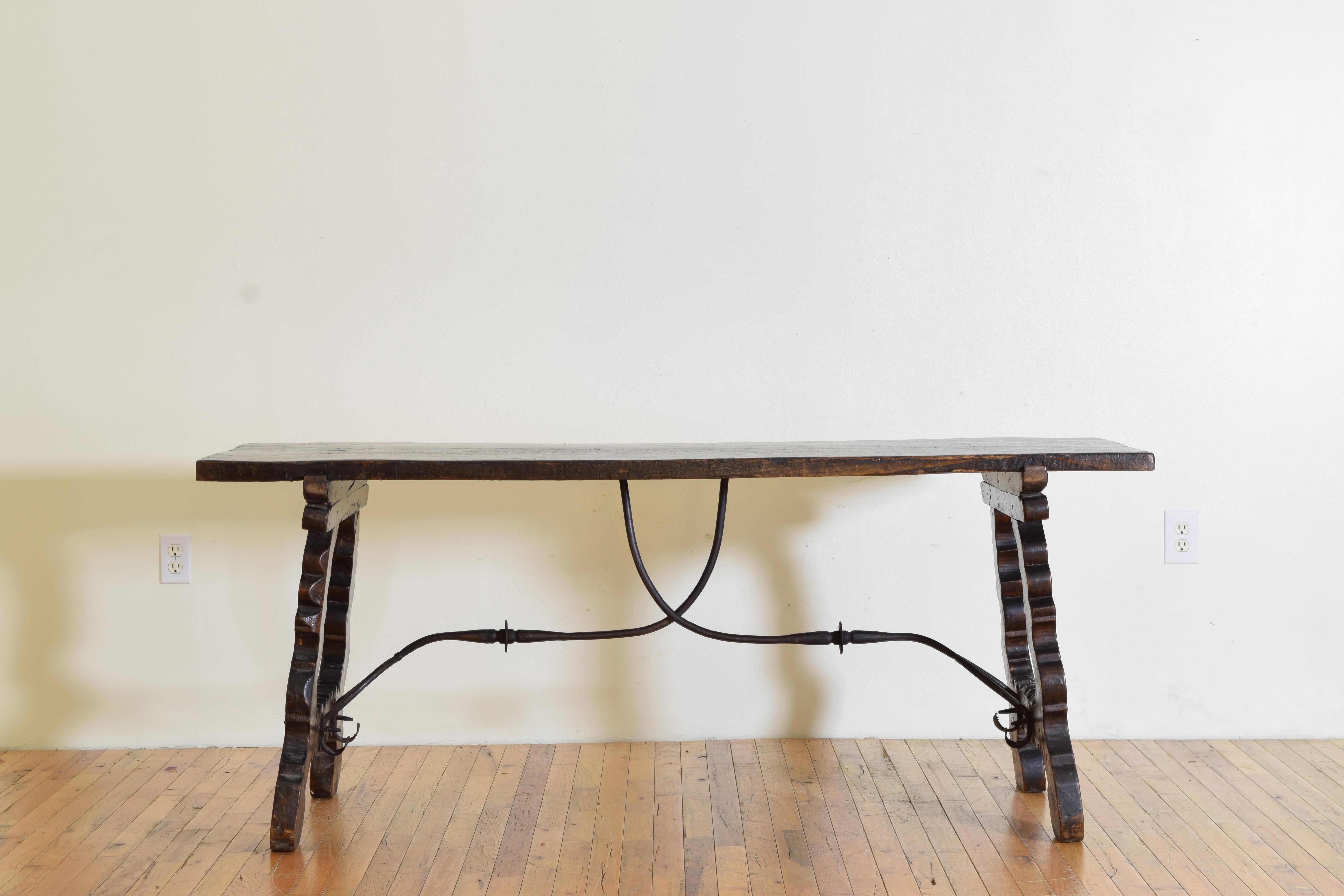 Spanish Late Baroque Dark Walnut Table with Iron Stretcher, 17th/18th cen. In Good Condition In Atlanta, GA