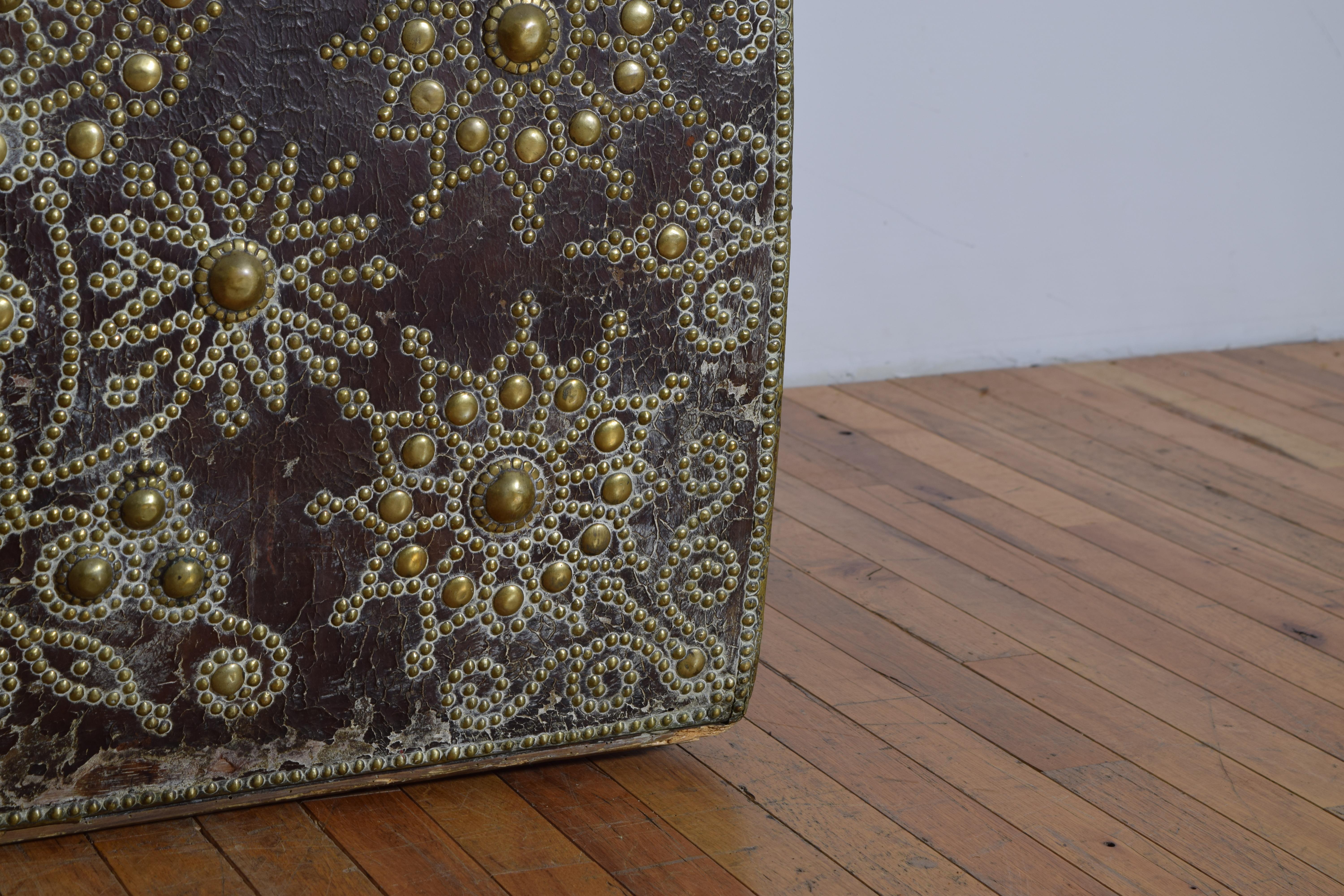 Spanish Late Baroque Leather, Brass, & Wrought Iron Trunk, ca. 1700 For Sale 6