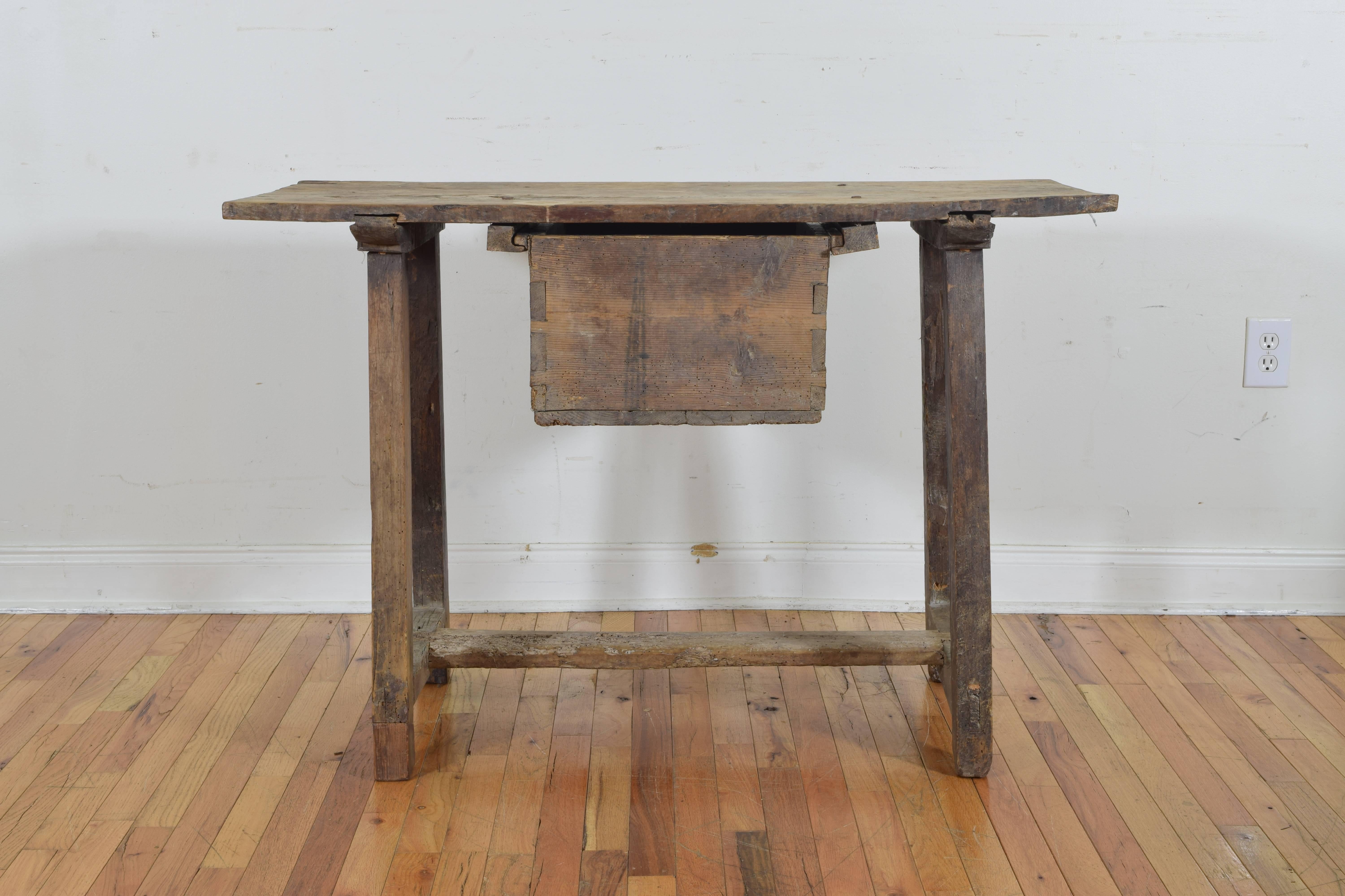 Spanish Late Baroque Period Upland Pinewood One-Drawer Table, 17th-18th Century In Good Condition In Atlanta, GA