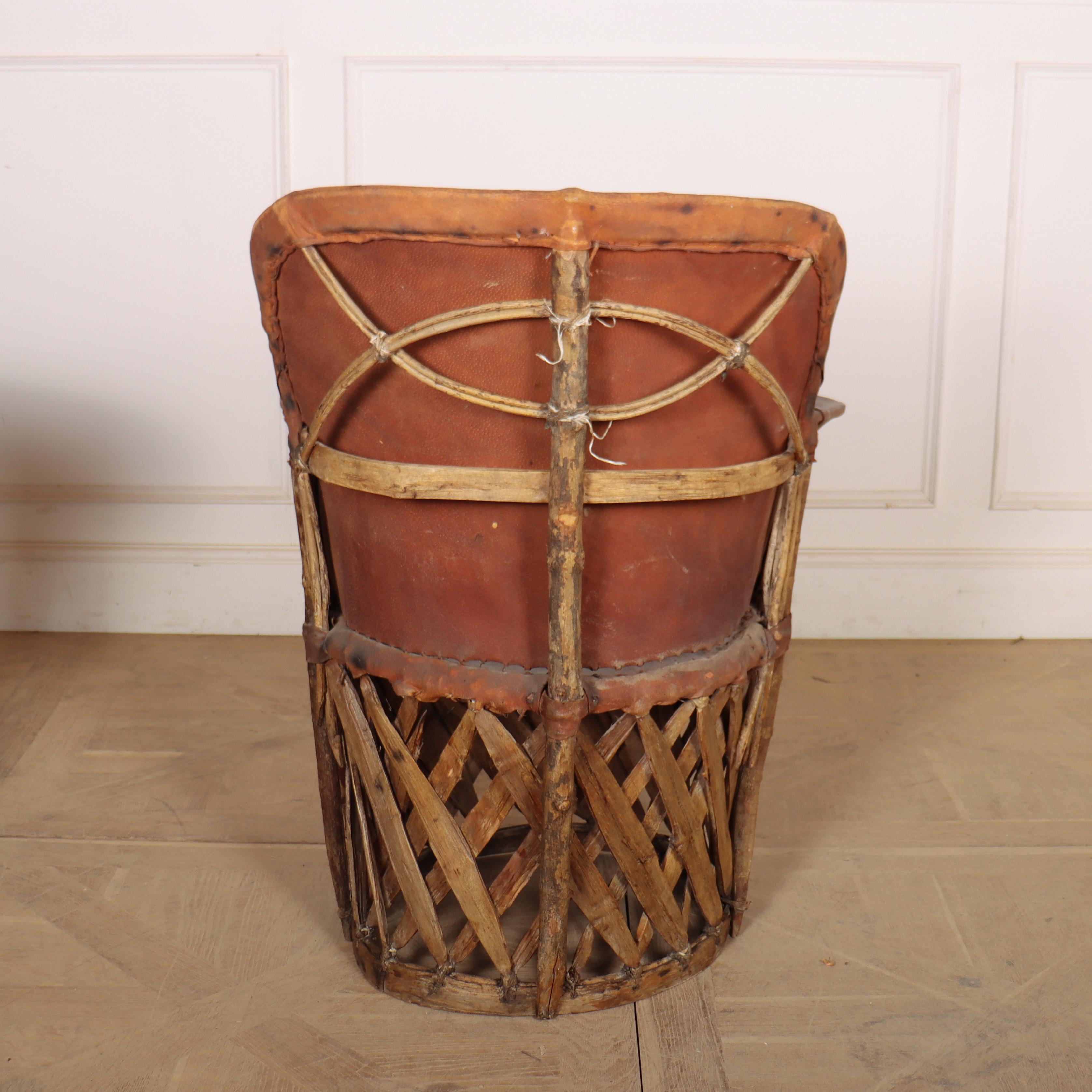 Set di poltrone e tavoli in pelle e salice spagnolo in vendita 3