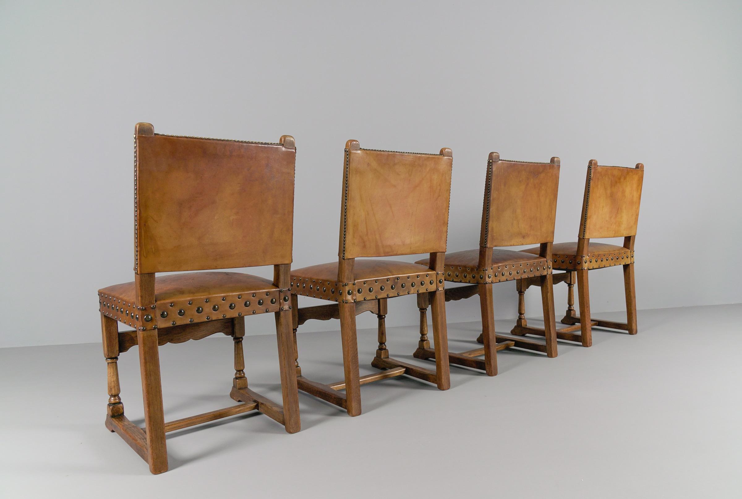  Spanische Stühle aus Leder und Holz, 4er-Set, 1940er-Jahre (Seegras) im Angebot