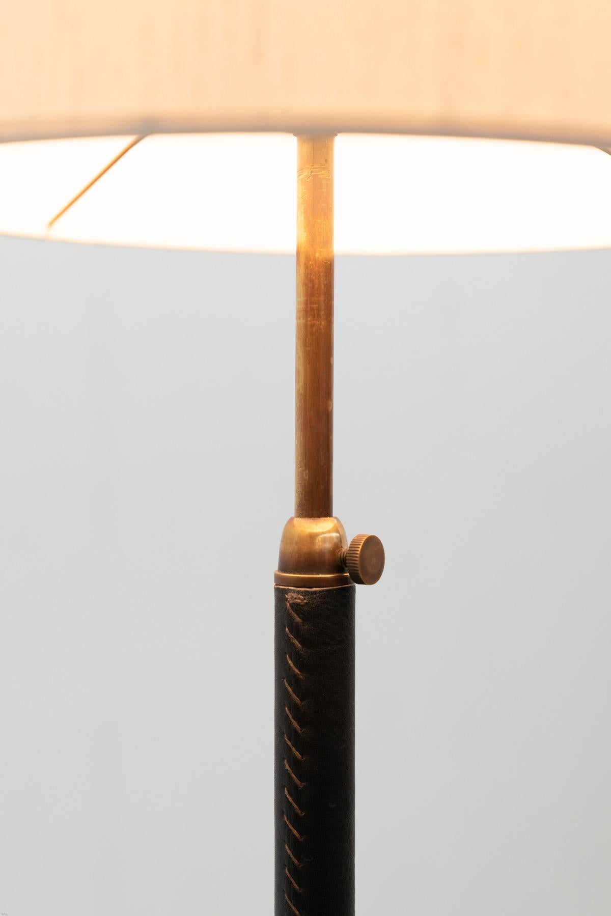 Spanish leather floor lamp  In Good Condition In Brussels, BE