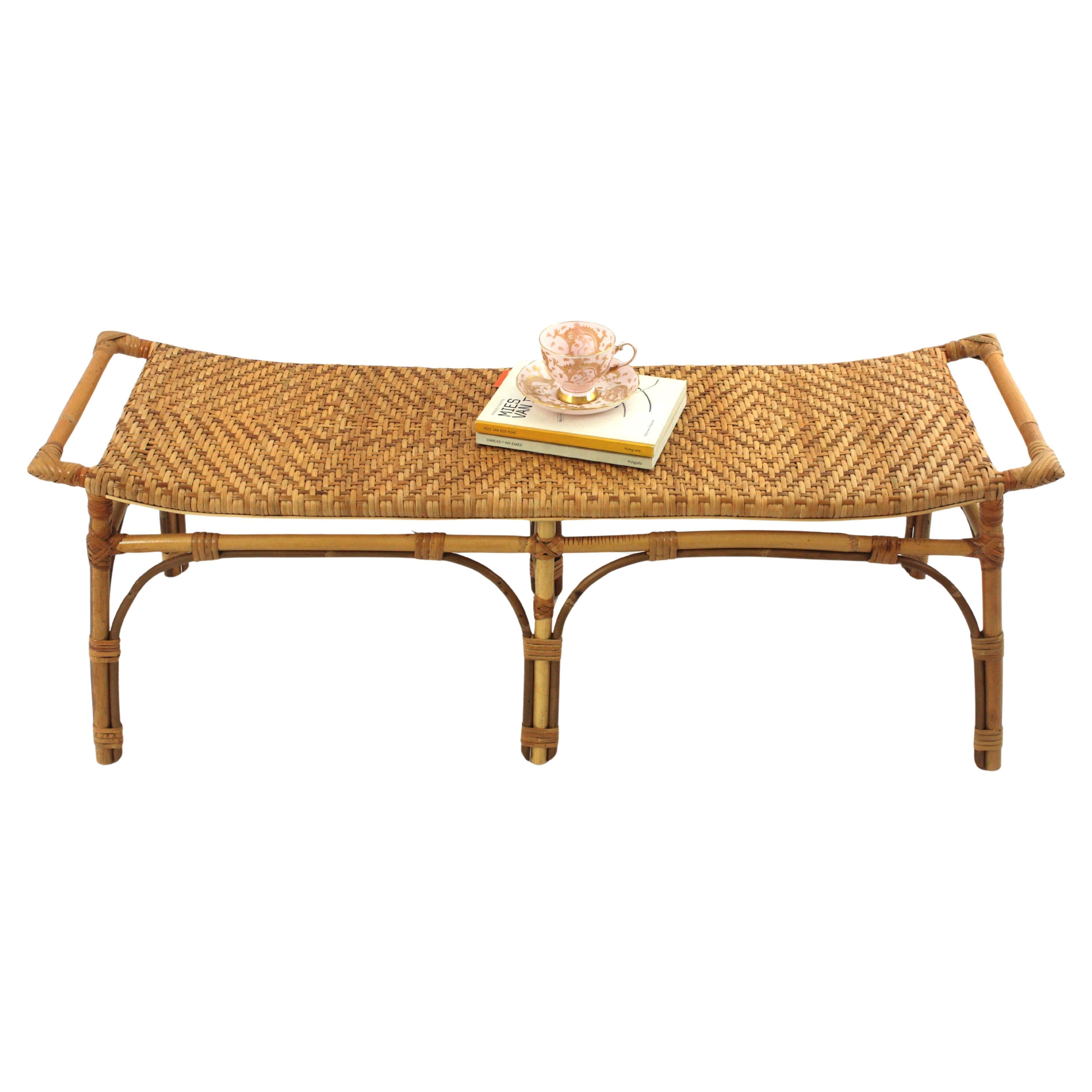 Banc en rotin de bambou tressé à la main avec assise en rotin
Ce long banc rectangulaire en bambou et rotin / osier tressé de style moderniste du milieu du siècle a été fabriqué à la main en Espagne vers les années 1960.
Design/One avec poignées des