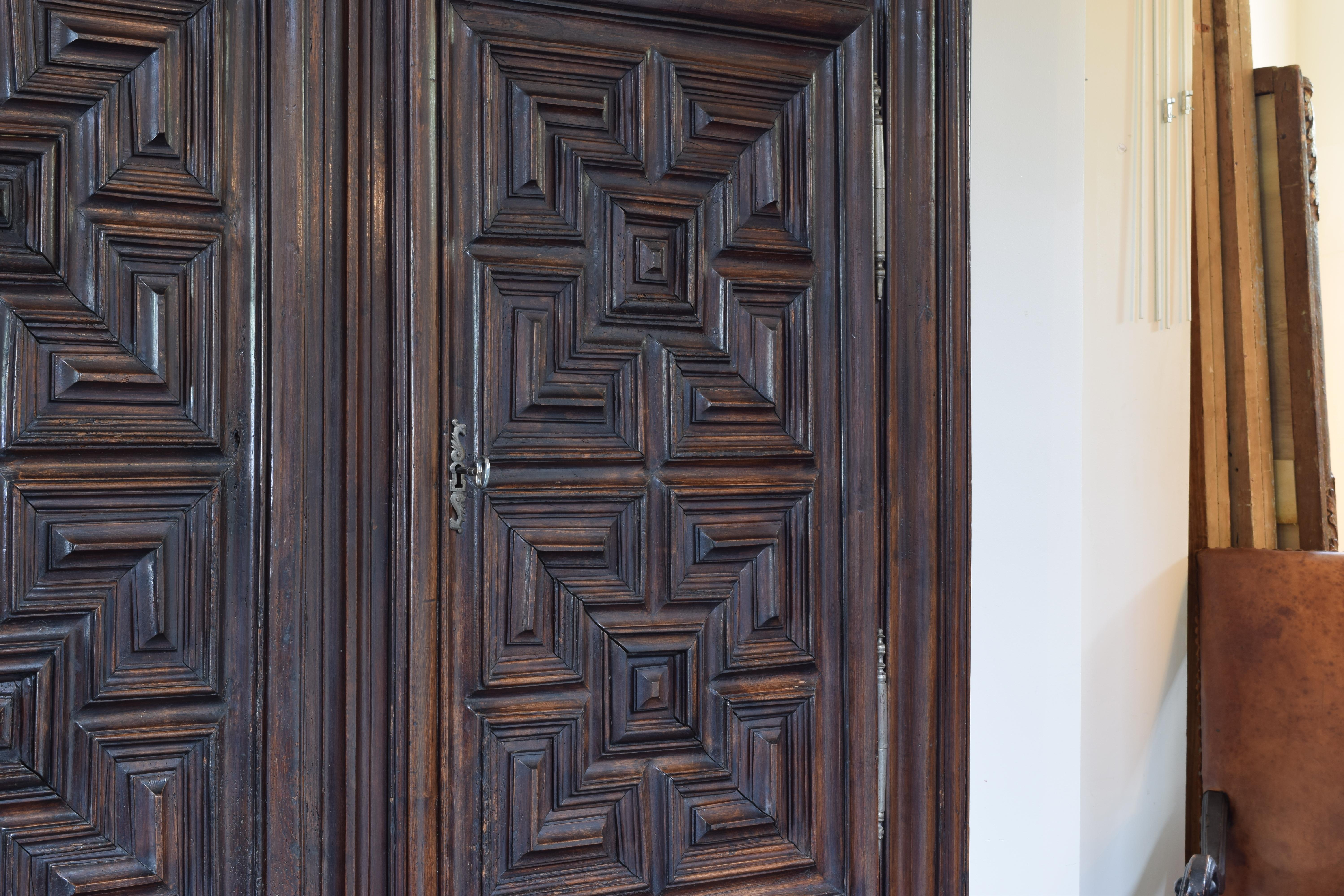 Spanish Louis XIV Period Carved Walnut 2-Door, 1 Door Armadio, 1stq 18th cen. 5