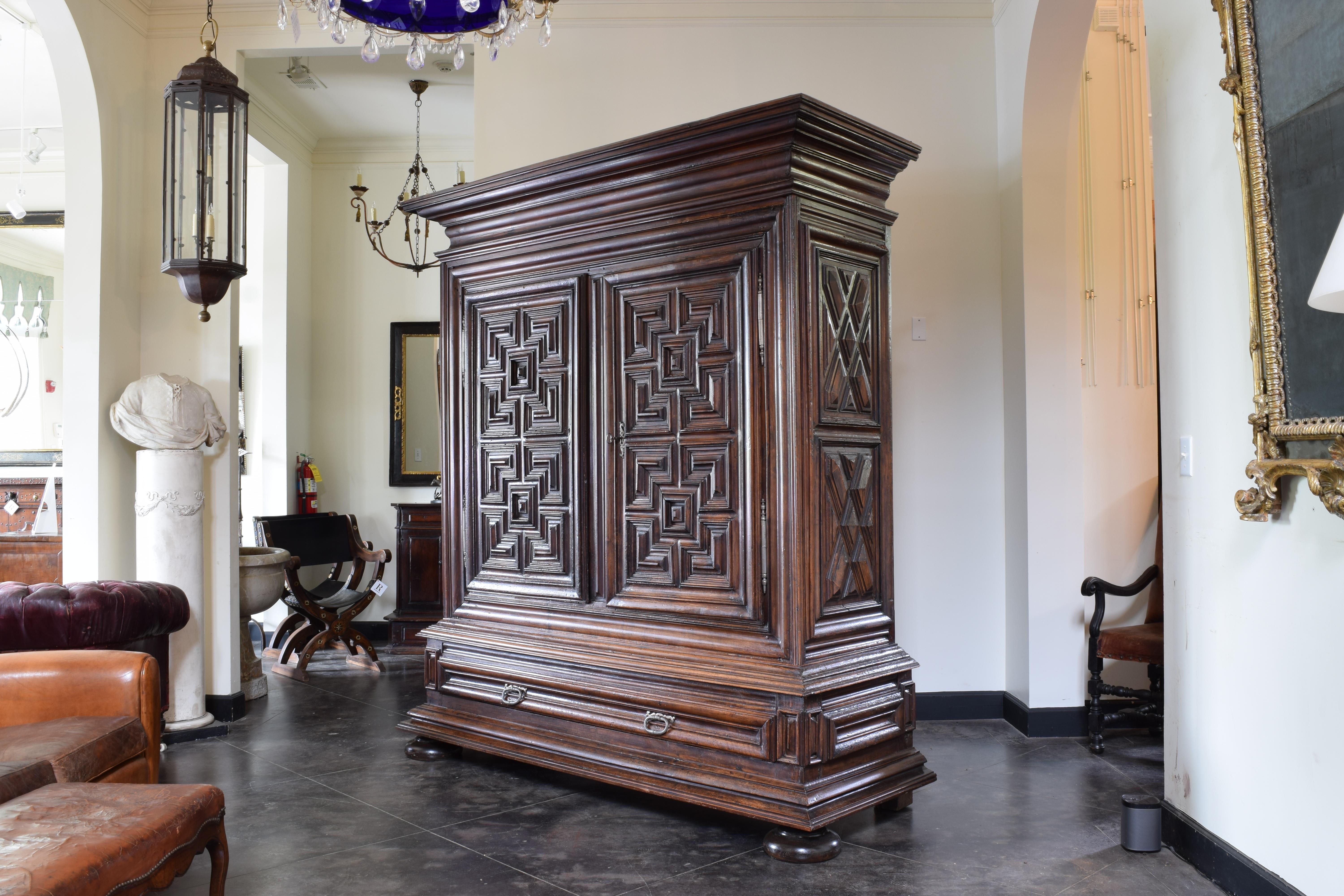 Spanish Louis XIV Period Carved Walnut 2-Door, 1 Door Armadio, 1stq 18th cen. In Good Condition In Atlanta, GA