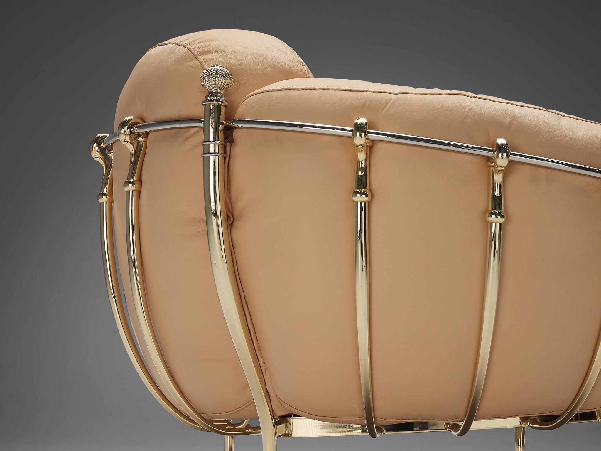 Mid-Century Modern Chaise longue espagnole en cuir pêche et laiton  en vente