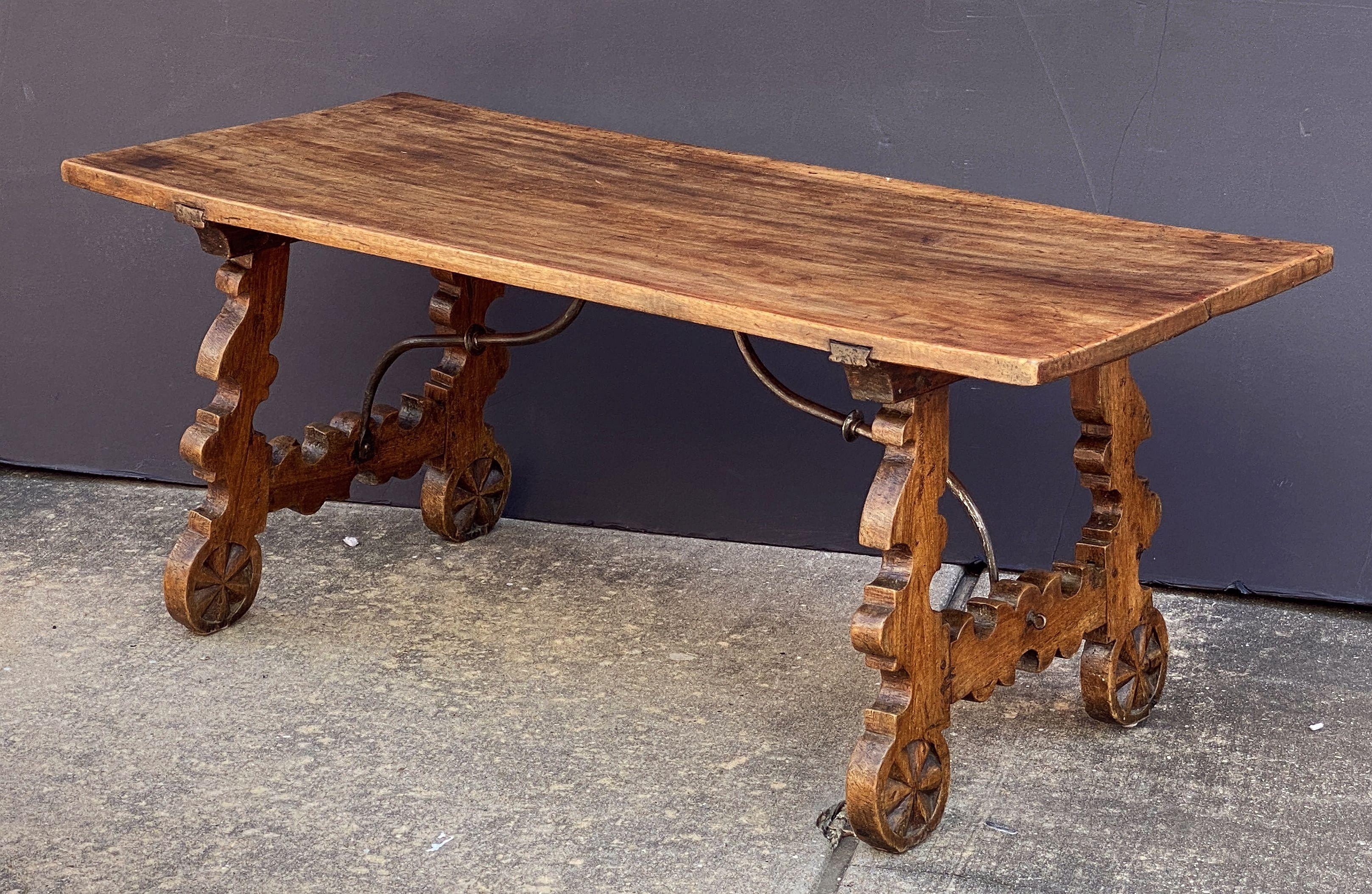 Table basse espagnole en noyer avec supports en fer forgé en vente 3