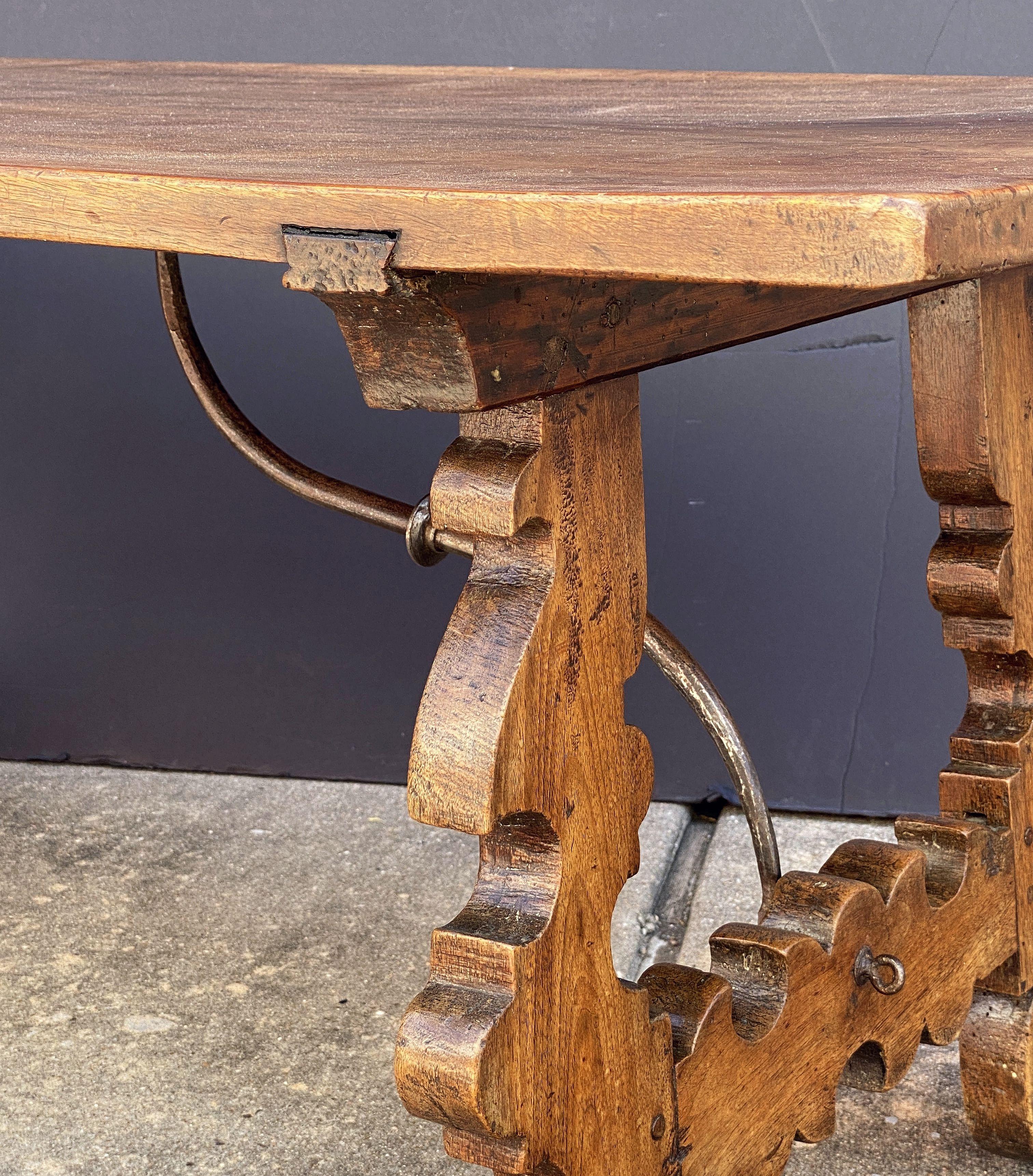 Table basse espagnole en noyer avec supports en fer forgé en vente 4