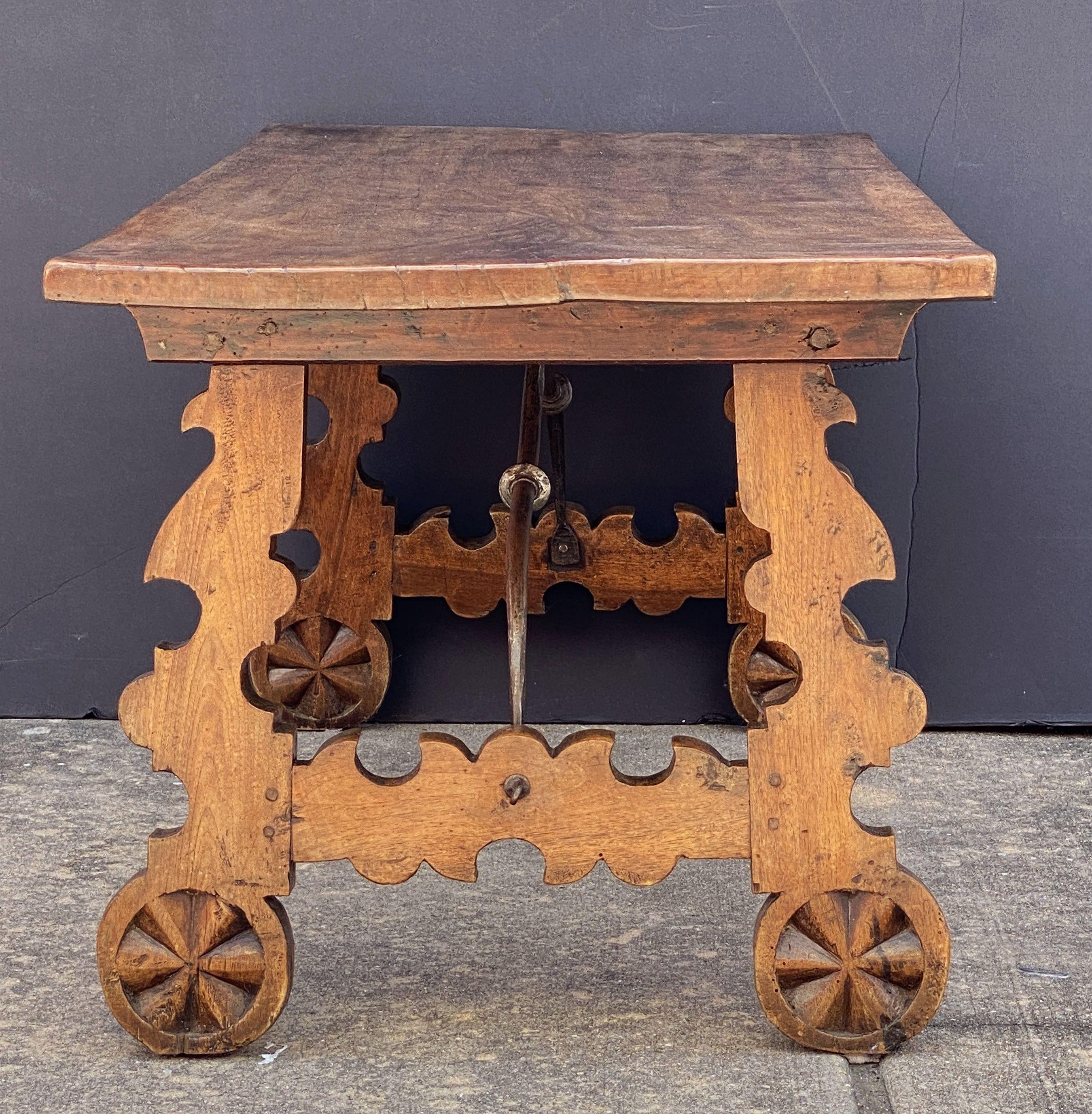 Table basse espagnole en noyer avec supports en fer forgé en vente 5