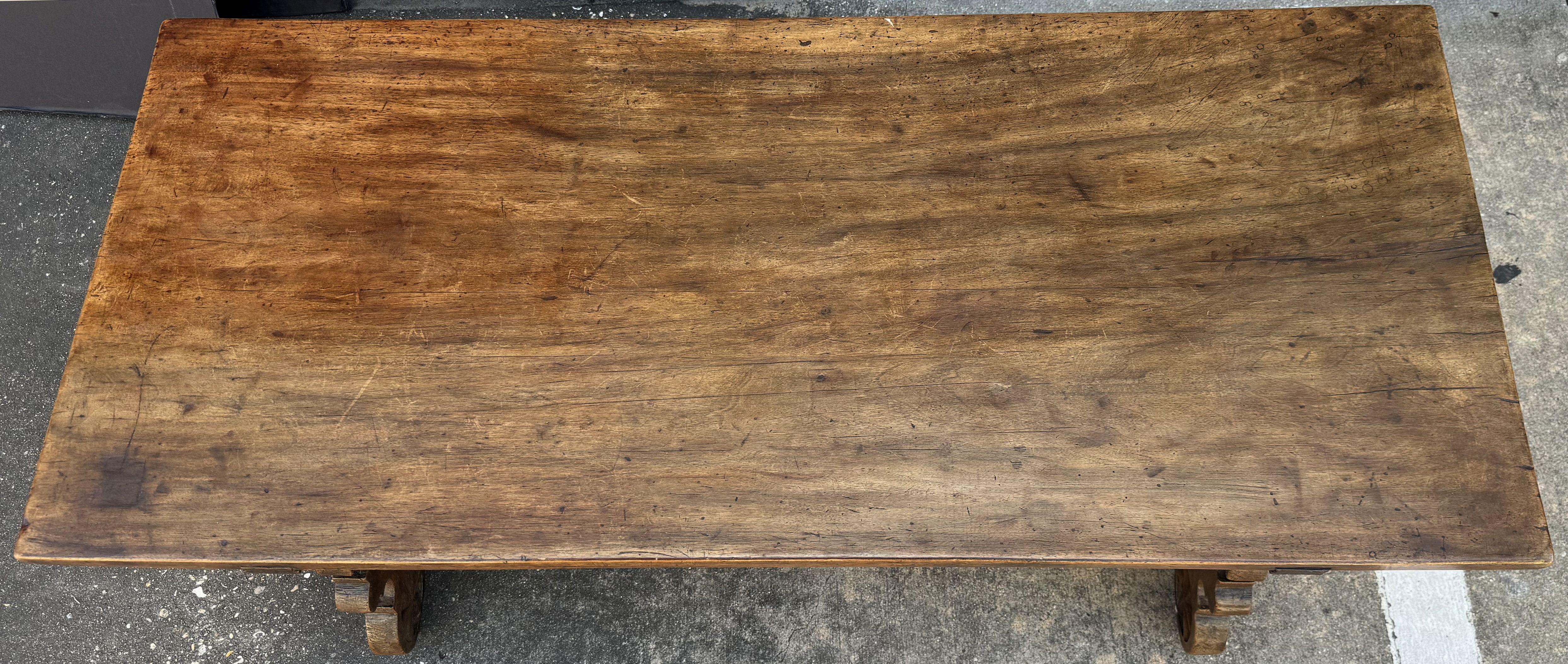 Table basse espagnole en noyer avec supports en fer forgé en vente 6