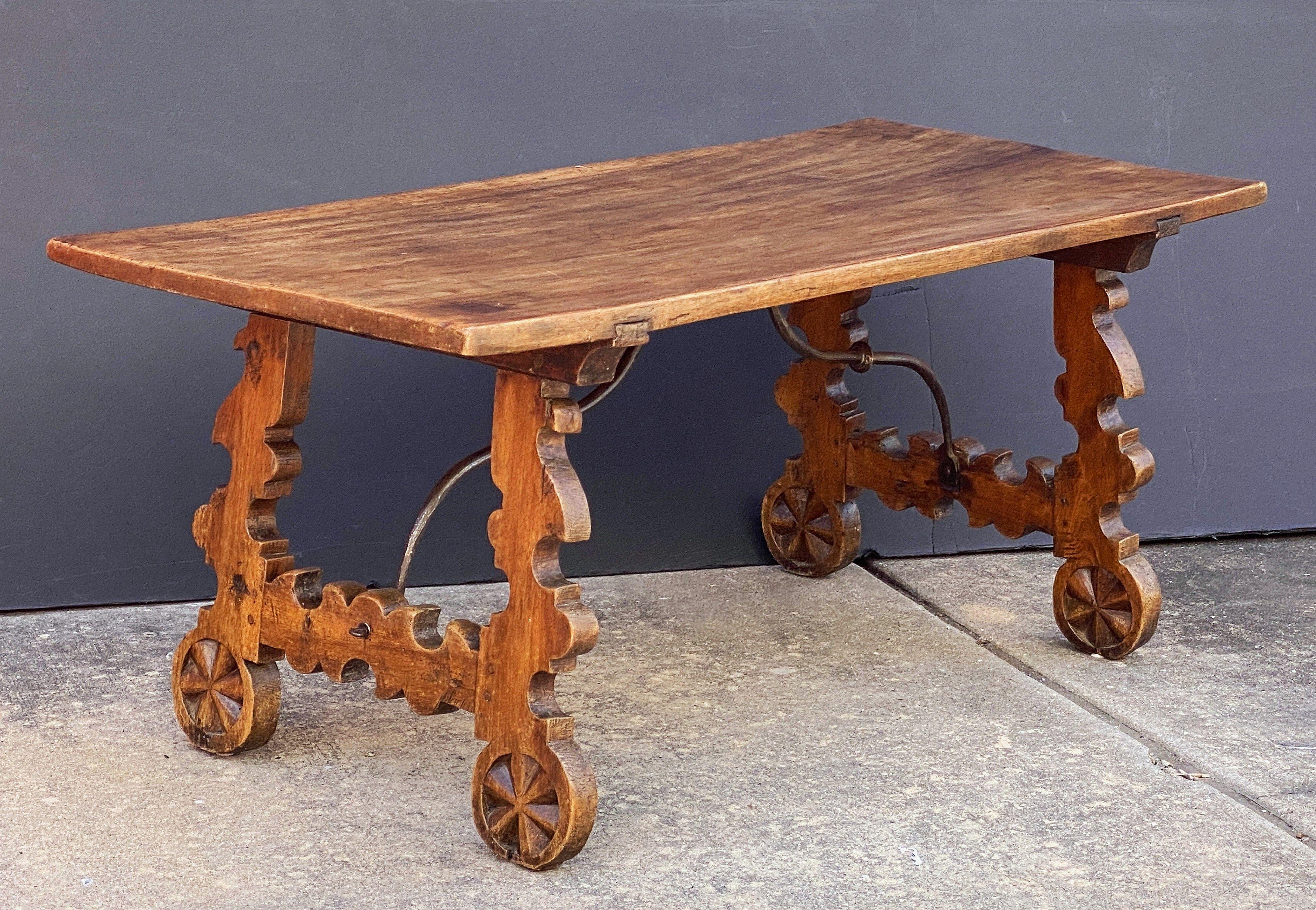 Rustique Table basse espagnole en noyer avec supports en fer forgé en vente