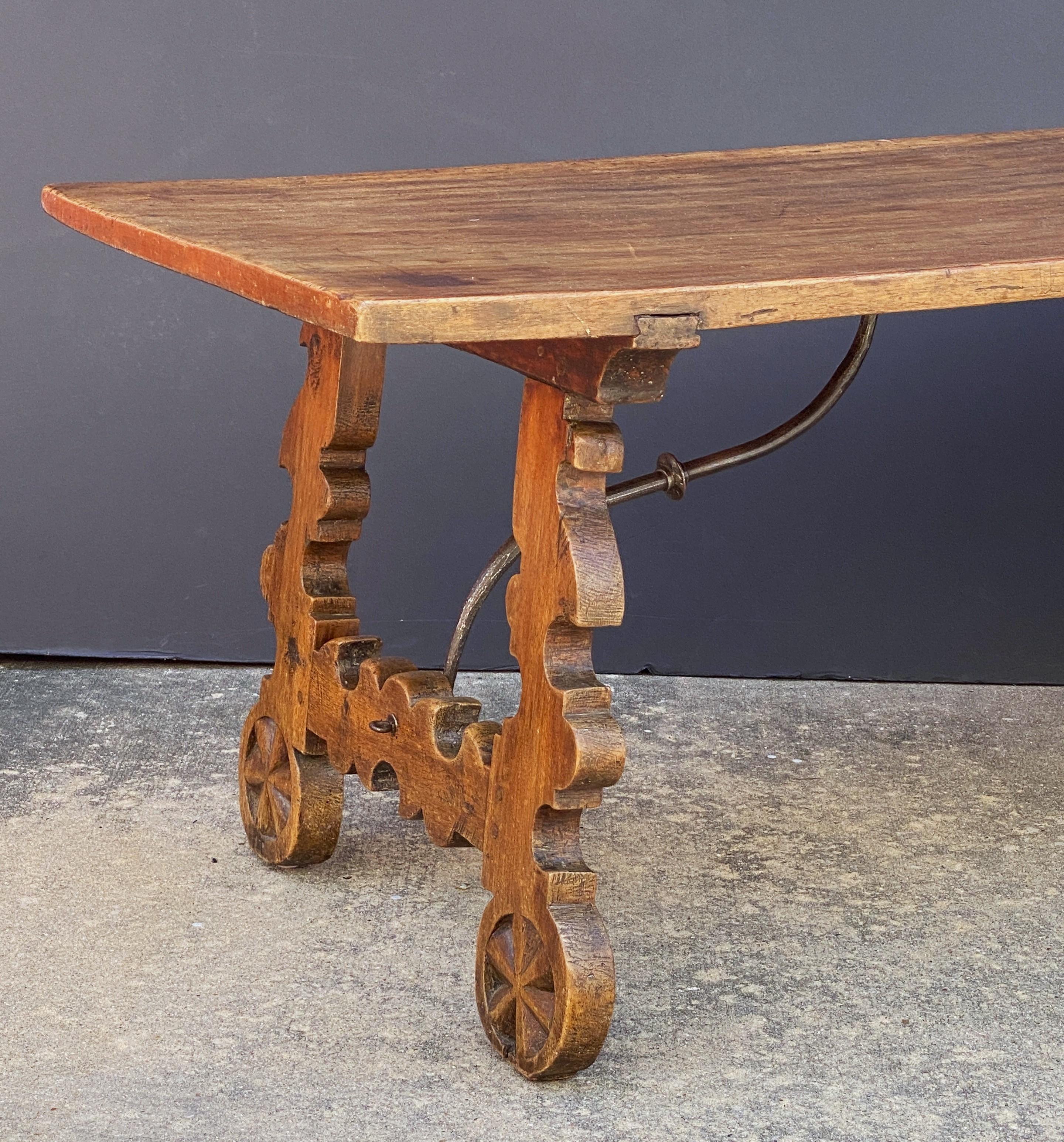 Espagnol Table basse espagnole en noyer avec supports en fer forgé en vente